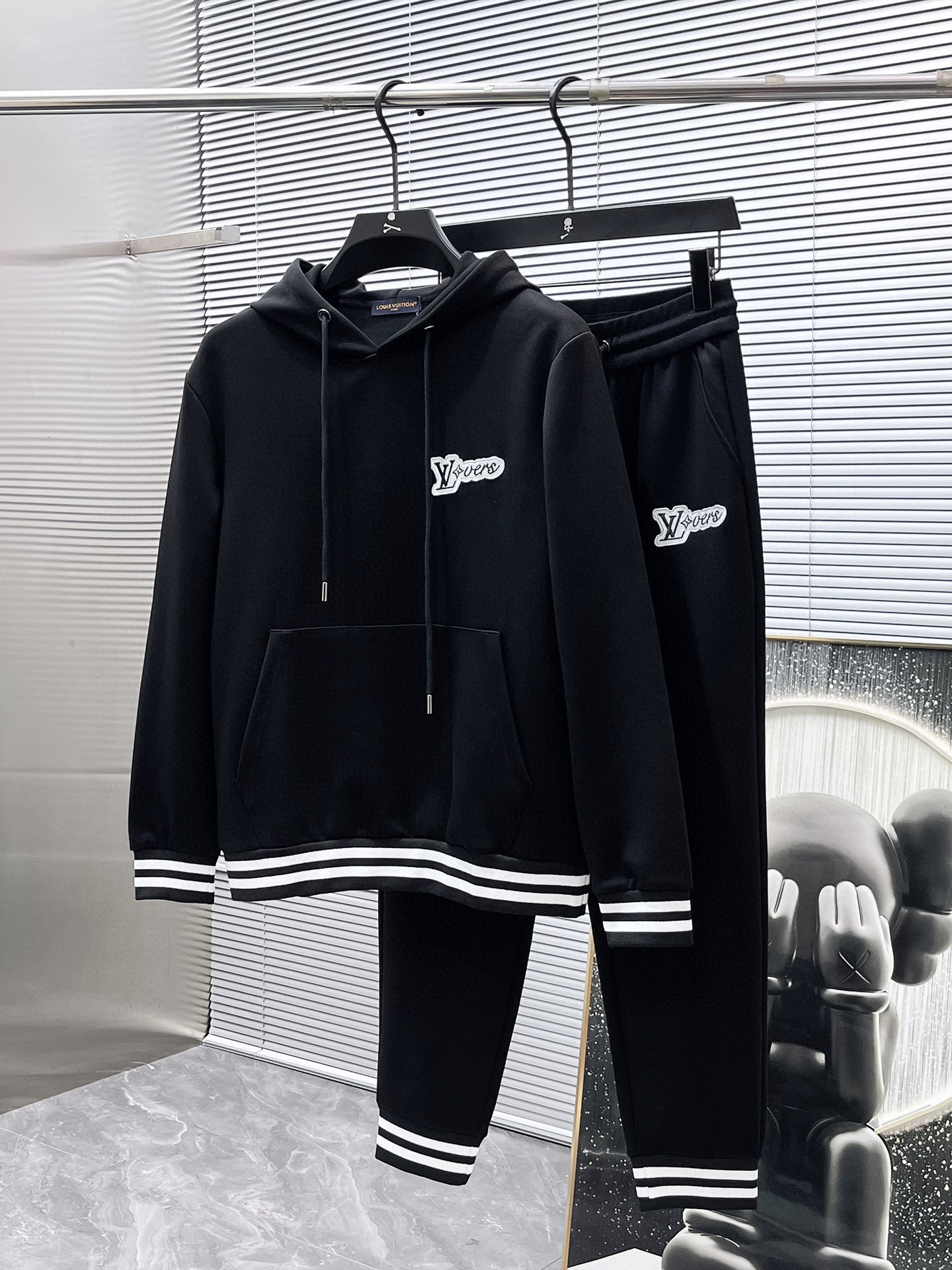 425💰 LV 爆款套装来袭 专注官网原版 2025全新爆款开衫套装 原单狠货🇭🇰倾注顶级设计师的精心之作 就为一个贴合、完美的上身效果 全天然优质天丝罗马棉100%,贴身的舒适感 高贵典雅!原厂五金无不彰显优雅高贵气质!专柜尺码:M-3XL(最大穿到190斤)