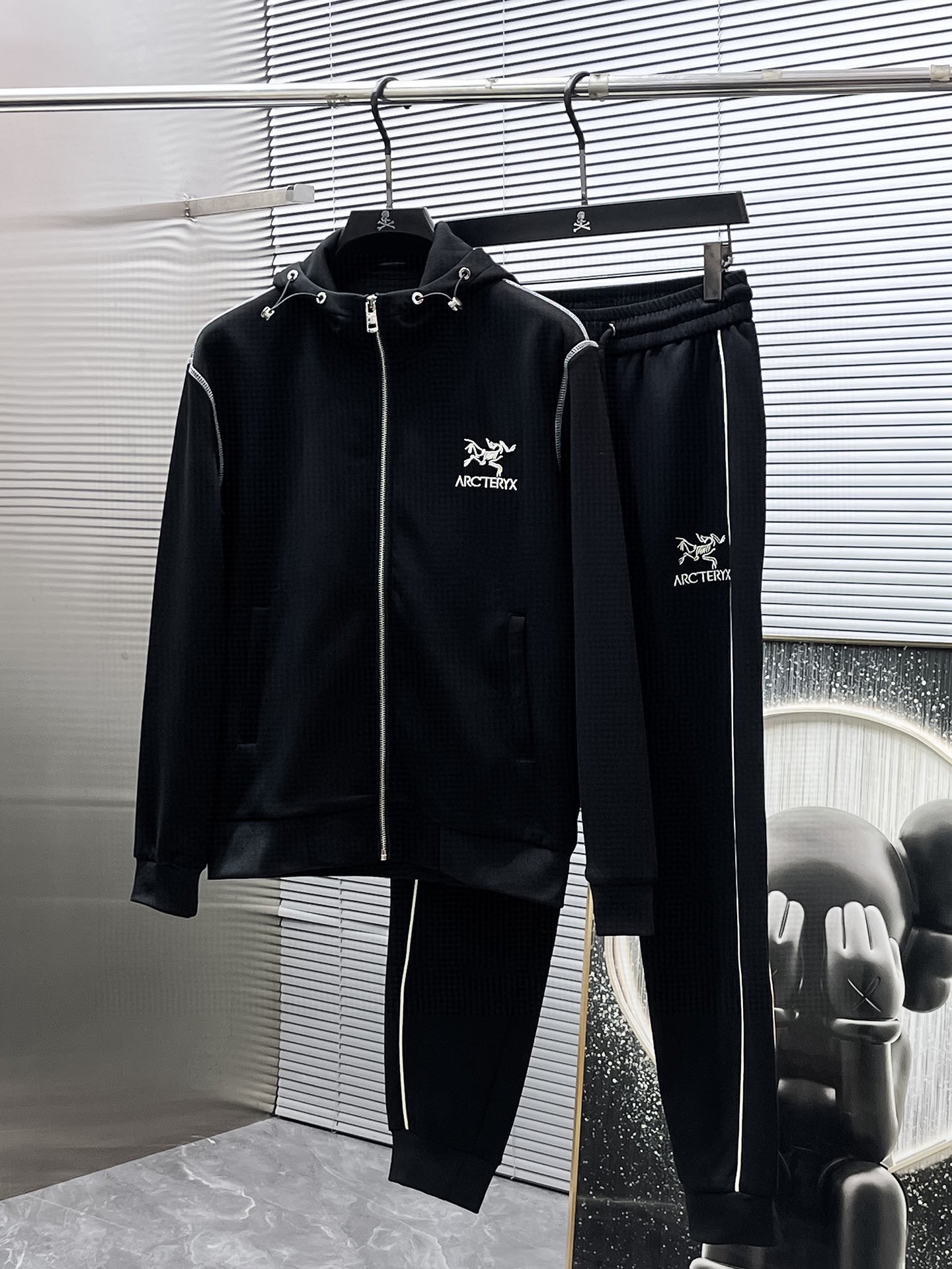 425💰 始祖鸟 爆款套装来袭 专注官网原版 2025全新爆款开衫套装 原单狠货🇭🇰倾注顶级设计师的精心之作 就为一个贴合、完美的上身效果 全天然优质天丝罗马棉100%,贴身的舒适感 高贵典雅!原厂五金无不彰显优雅高贵气质!专柜尺码:M-3XL(最大穿到190斤)