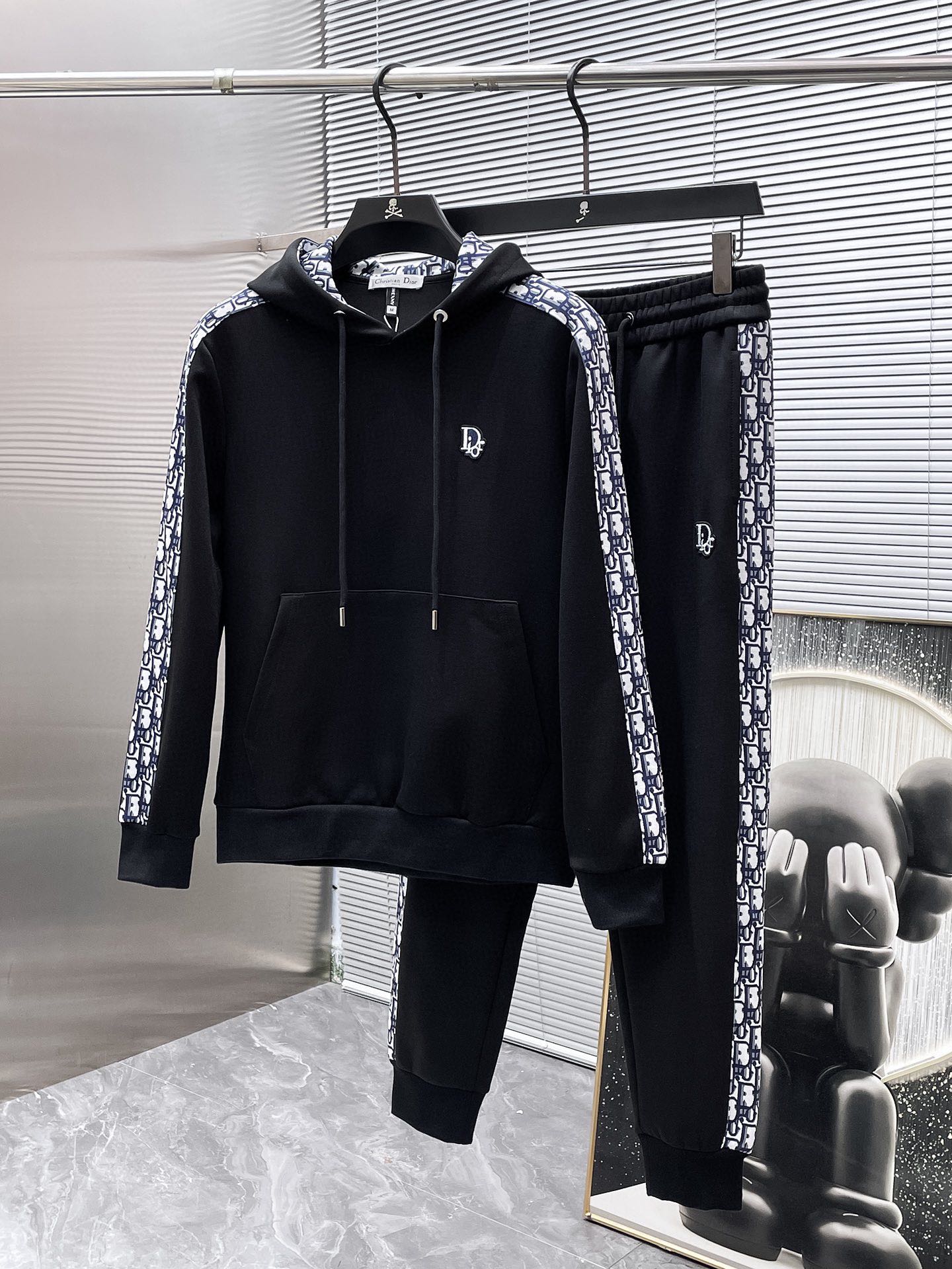 425💰 迪奥 爆款套装来袭  专注官网原版 2025全新爆款开衫套装 原单狠货🇭🇰倾注顶级设计师的精心之作 就为一个贴合、完美的上身效果 全天然优质天丝罗马棉100%，贴身的舒适感 高贵典雅！原厂五金无不彰显优雅高贵气质！专柜尺码：M-3XL（最大穿到190斤）