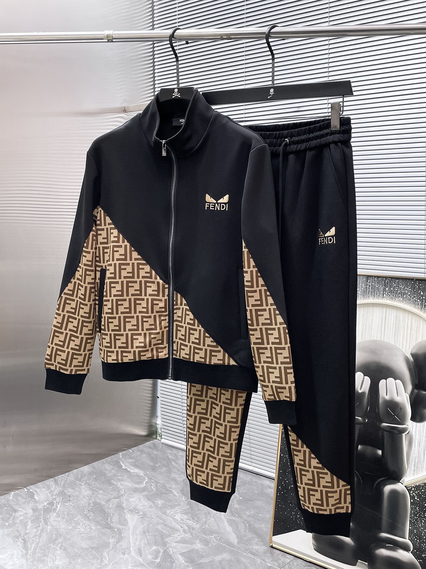 425💰 芬迪 爆款套装来袭  专注官网原版 2025全新爆款开衫套装 原单狠货🇭🇰倾注顶级设计师的精心之作 就为一个贴合、完美的上身效果 全天然优质天丝罗马棉100%，贴身的舒适感 高贵典雅！原厂五金无不彰显优雅高贵气质！专柜尺码：M-3XL（最大穿到190斤）