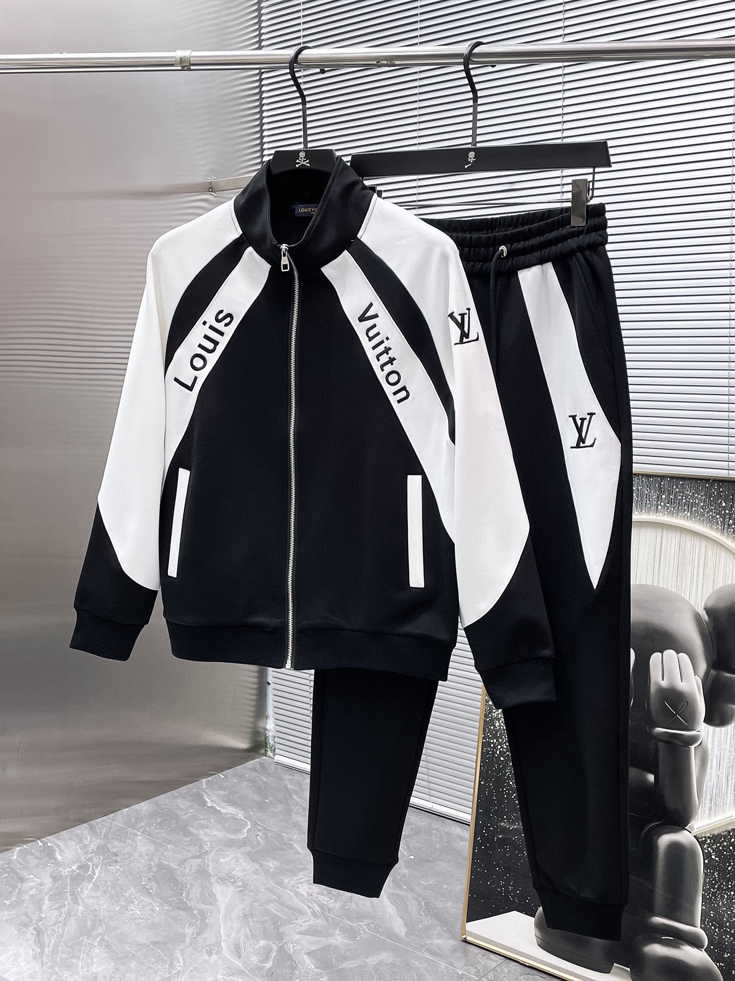 425💰 LV 爆款套装来袭 专注官网原版 2025全新爆款开衫套装 原单狠货🇭🇰倾注顶级设计师的精心之作 就为一个贴合、完美的上身效果 全天然优质天丝罗马棉100%,贴身的舒适感 高贵典雅!原厂五金无不彰显优雅高贵气质!专柜尺码:M-3XL(最大穿到190斤)