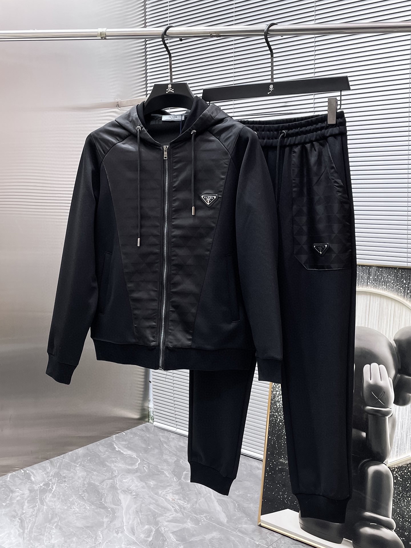 425💰 普拉达 爆款套装来袭  专注官网原版 2025全新爆款开衫套装 原单狠货🇭🇰倾注顶级设计师的精心之作 就为一个贴合、完美的上身效果 全天然优质天丝罗马棉100%，贴身的舒适感 高贵典雅！原厂五金无不彰显优雅高贵气质！专柜尺码：M-3XL（最大穿到190斤）