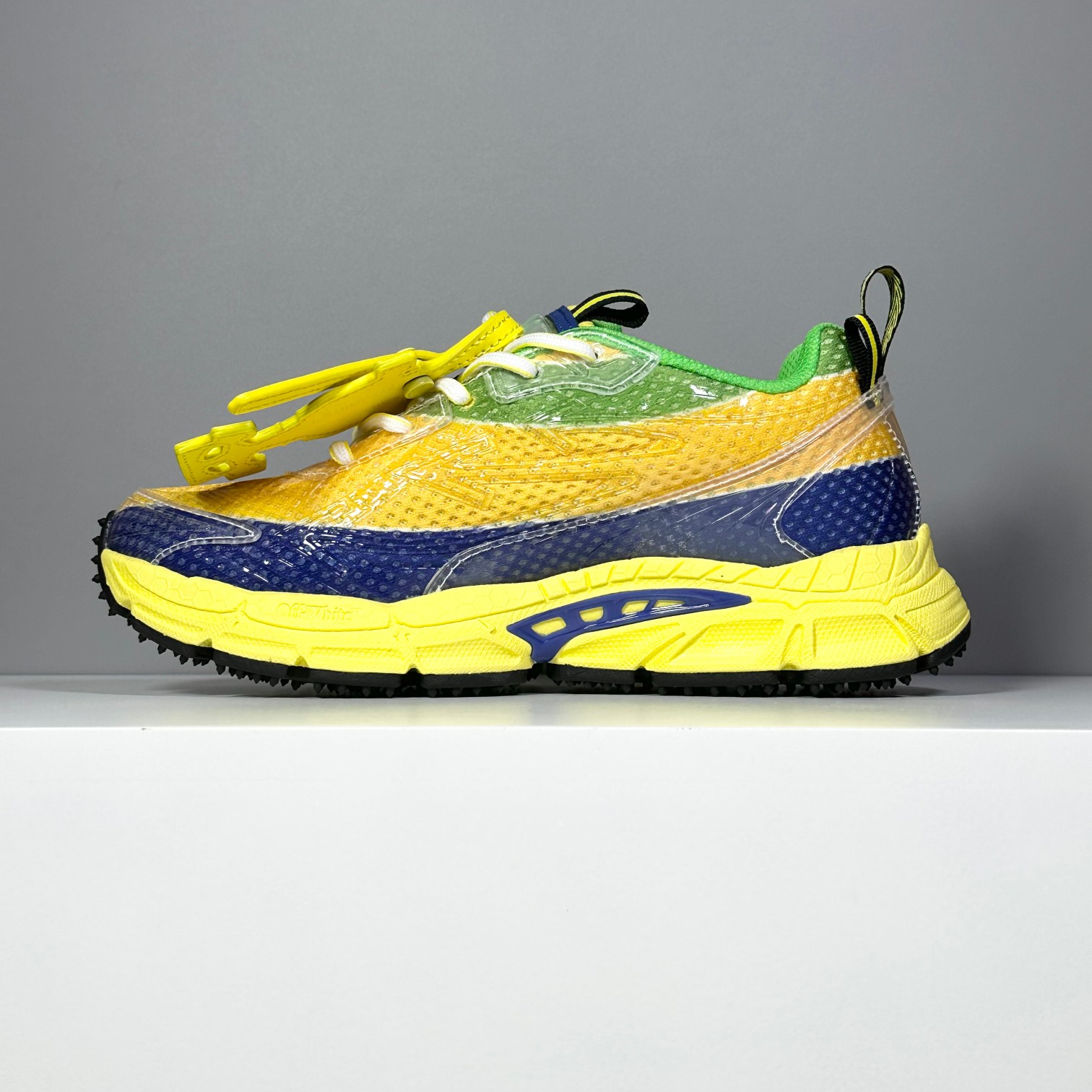 今天出货【S版本】#OW最新款跑鞋 #百分百原盒正确版 #原楦原纸板数据开发#4层分离大底#鞋面采用3d立体打印和多种材料拼接而成#防滑耐磨透气性轻便跑鞋
为曾经爆火,并且定位奢潮领域的标志性品牌,Off-White
仍需要不断更新符合当下潮流时尚的复古运动鞋款,以期收获基本盘消费者的关注。
此次更新的 Off-White
新款运动鞋将经典复古老爹鞋细节设计更加夸张化,并将标志性箭头设计置于显著位置。除此之外,整个系列的色彩搭配也可谓纷繁多样,总有一款适合你。Off-White最新运动鞋款估计将在未来几个月登陆品牌专柜,喜欢的朋友切莫错过。
size:36 37 38 39 40 41 42 43 44 45 46 47