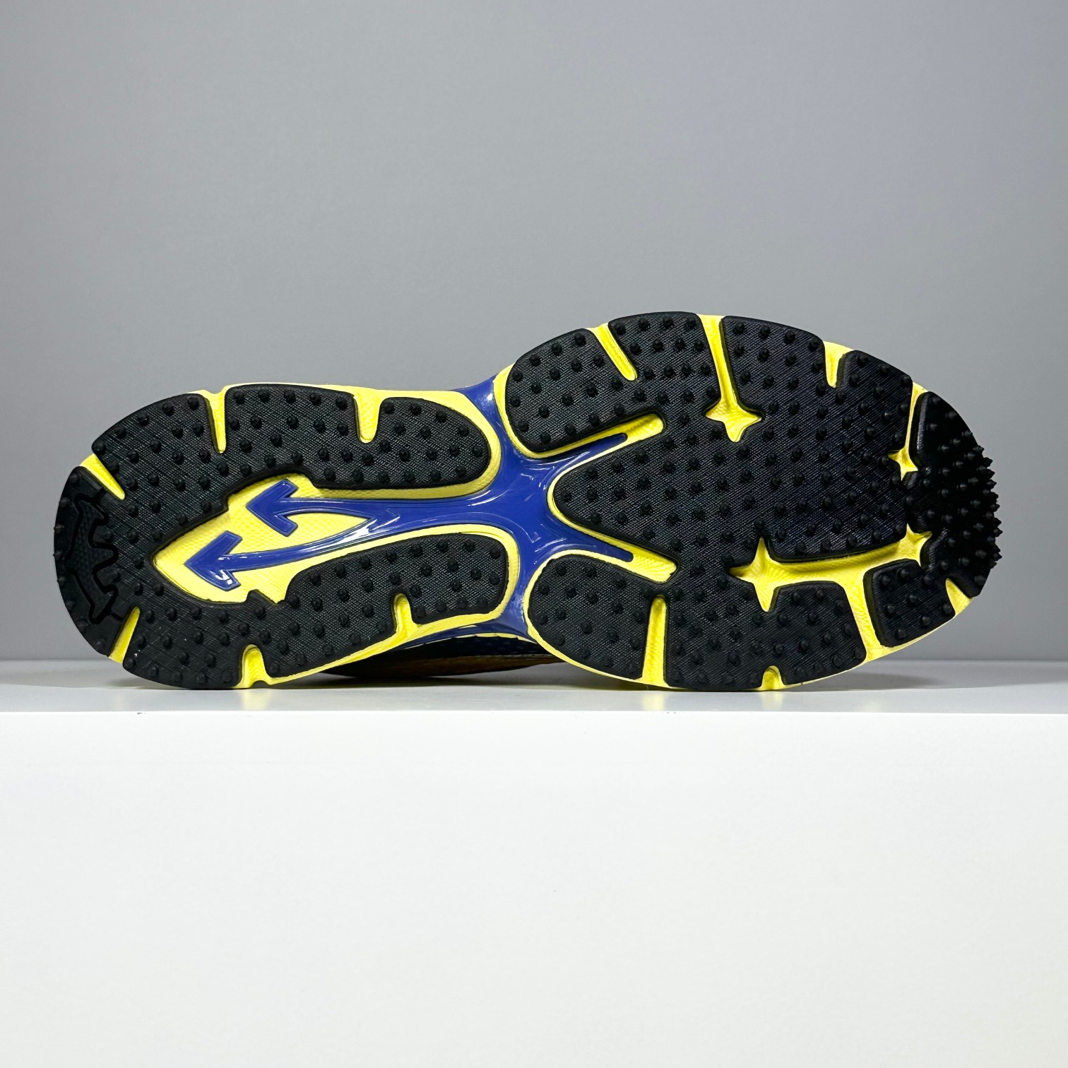 今天出货【S版本】#OW最新款跑鞋 #百分百原盒正确版 #原楦原纸板数据开发#4层分离大底#鞋面采用3d立体打印和多种材料拼接而成#防滑耐磨透气性轻便跑鞋
为曾经爆火,并且定位奢潮领域的标志性品牌,Off-White
仍需要不断更新符合当下潮流时尚的复古运动鞋款,以期收获基本盘消费者的关注。
此次更新的 Off-White
新款运动鞋将经典复古老爹鞋细节设计更加夸张化,并将标志性箭头设计置于显著位置。除此之外,整个系列的色彩搭配也可谓纷繁多样,总有一款适合你。Off-White最新运动鞋款估计将在未来几个月登陆品牌专柜,喜欢的朋友切莫错过。
size:36 37 38 39 40 41 42 43 44 45 46 47