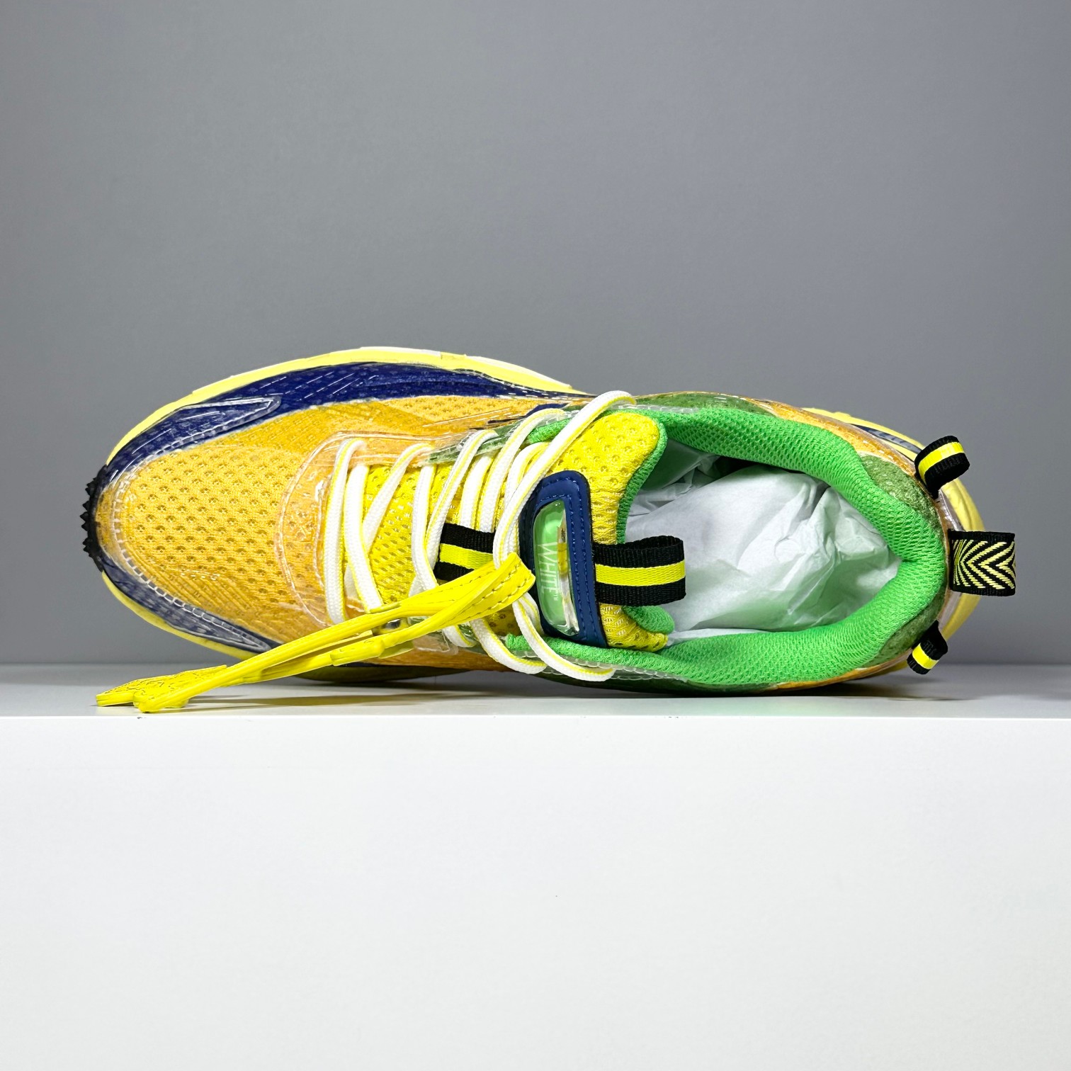 今天出货【S版本】#OW最新款跑鞋 #百分百原盒正确版 #原楦原纸板数据开发#4层分离大底#鞋面采用3d立体打印和多种材料拼接而成#防滑耐磨透气性轻便跑鞋
为曾经爆火,并且定位奢潮领域的标志性品牌,Off-White
仍需要不断更新符合当下潮流时尚的复古运动鞋款,以期收获基本盘消费者的关注。
此次更新的 Off-White
新款运动鞋将经典复古老爹鞋细节设计更加夸张化,并将标志性箭头设计置于显著位置。除此之外,整个系列的色彩搭配也可谓纷繁多样,总有一款适合你。Off-White最新运动鞋款估计将在未来几个月登陆品牌专柜,喜欢的朋友切莫错过。
size:36 37 38 39 40 41 42 43 44 45 46 47