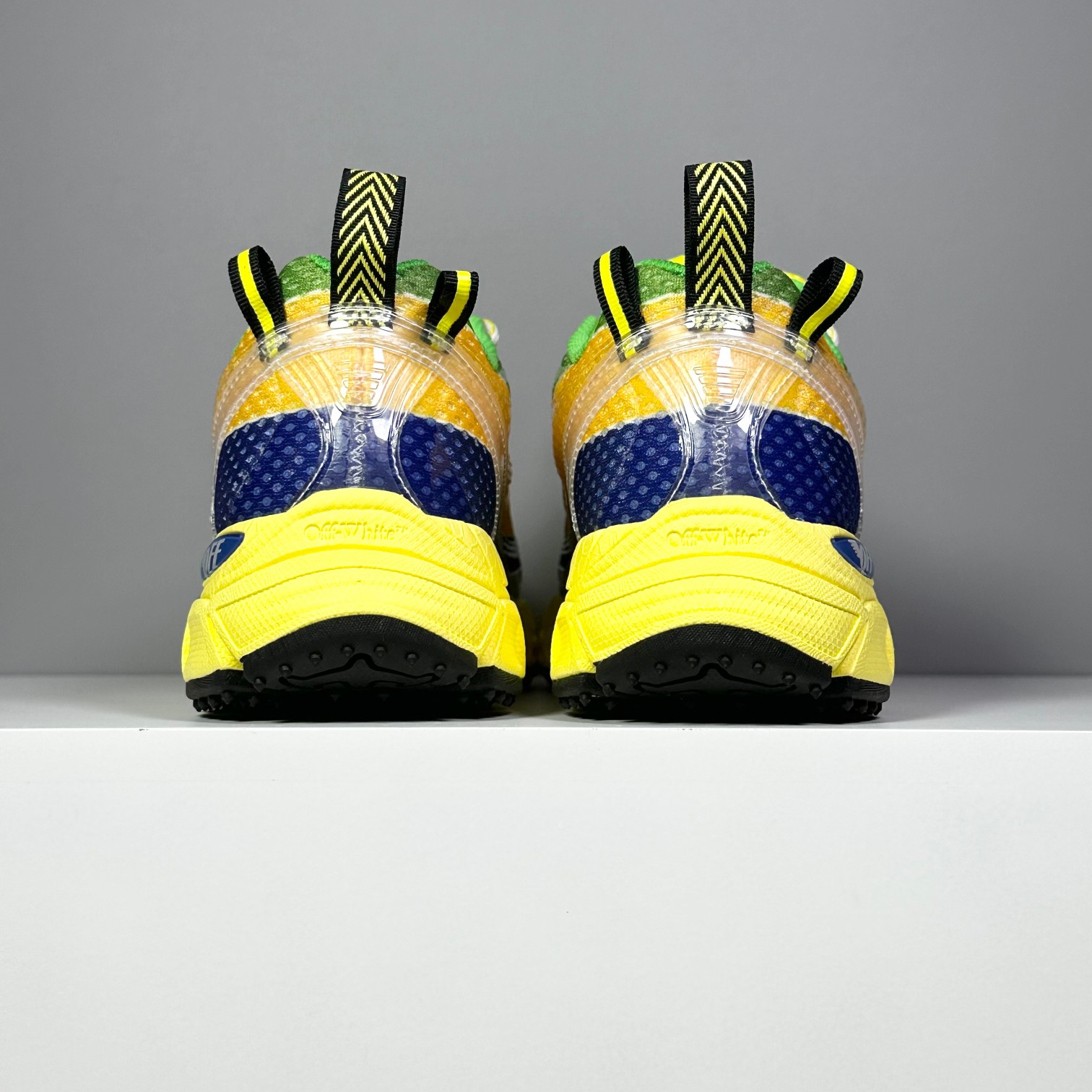 今天出货【S版本】#OW最新款跑鞋 #百分百原盒正确版 #原楦原纸板数据开发#4层分离大底#鞋面采用3d立体打印和多种材料拼接而成#防滑耐磨透气性轻便跑鞋
为曾经爆火,并且定位奢潮领域的标志性品牌,Off-White
仍需要不断更新符合当下潮流时尚的复古运动鞋款,以期收获基本盘消费者的关注。
此次更新的 Off-White
新款运动鞋将经典复古老爹鞋细节设计更加夸张化,并将标志性箭头设计置于显著位置。除此之外,整个系列的色彩搭配也可谓纷繁多样,总有一款适合你。Off-White最新运动鞋款估计将在未来几个月登陆品牌专柜,喜欢的朋友切莫错过。
size:36 37 38 39 40 41 42 43 44 45 46 47