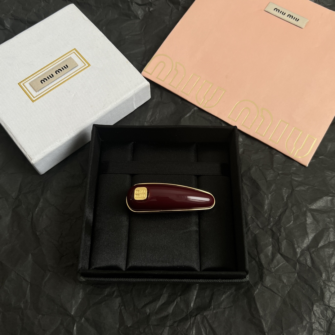 【p125】miumiu  发夹 出口订单
最美单品 高级感十足 送礼自用都nice