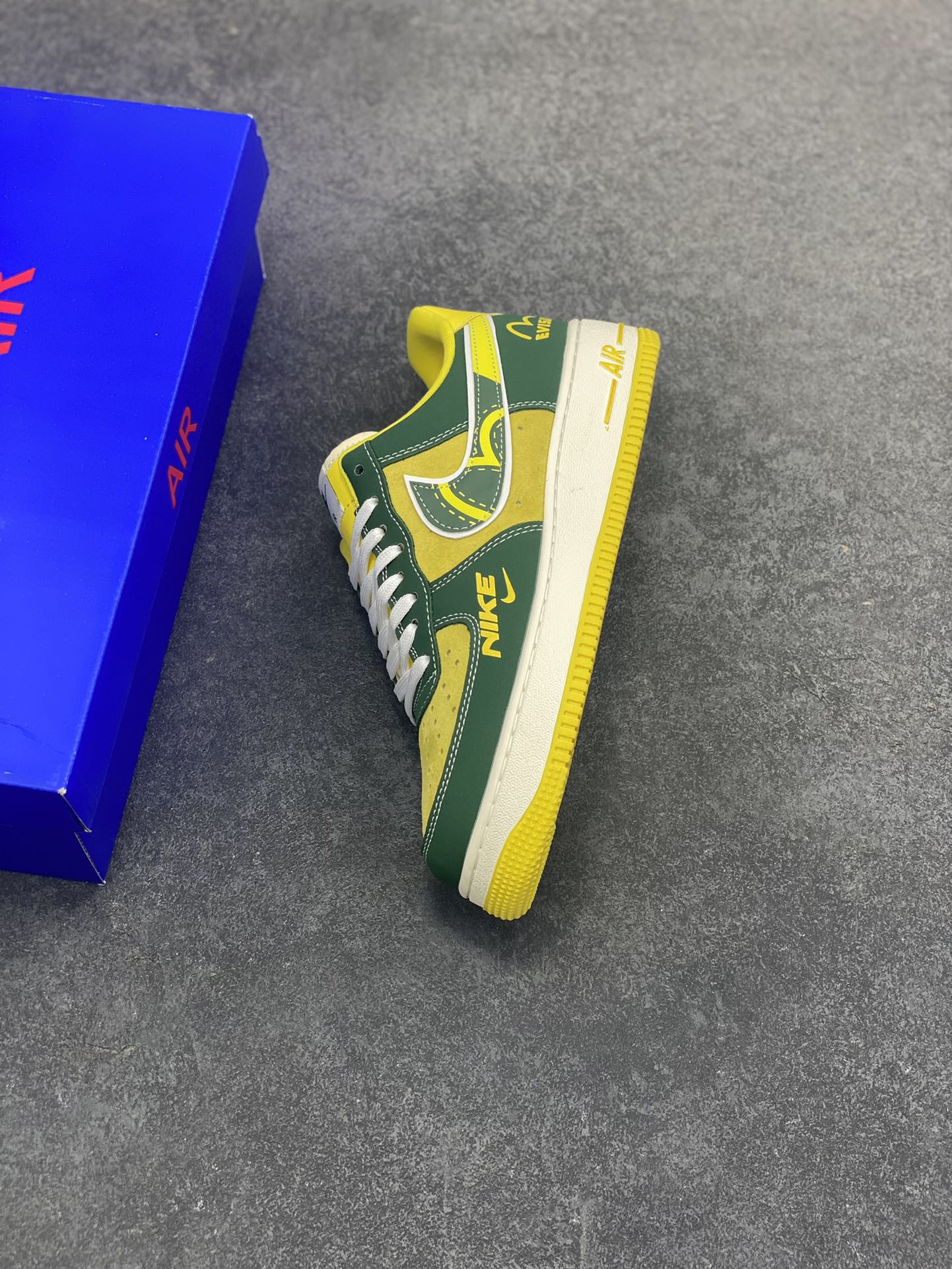 图片[7]-NIke Air Force 1 \’07 Low “草绿黄”空军一号 低帮 运动鞋 休闲鞋 折边针车 工艺难度大 原楦头原纸板 原装鞋盒 定制五金配件 内置全掌气垫 原厂鞋底 货号：SY1388-008 尺码：36 36.5 37.5 38 38.5 39 40 40.5 41 42 42.5 43 44 44.5 45-选品中心