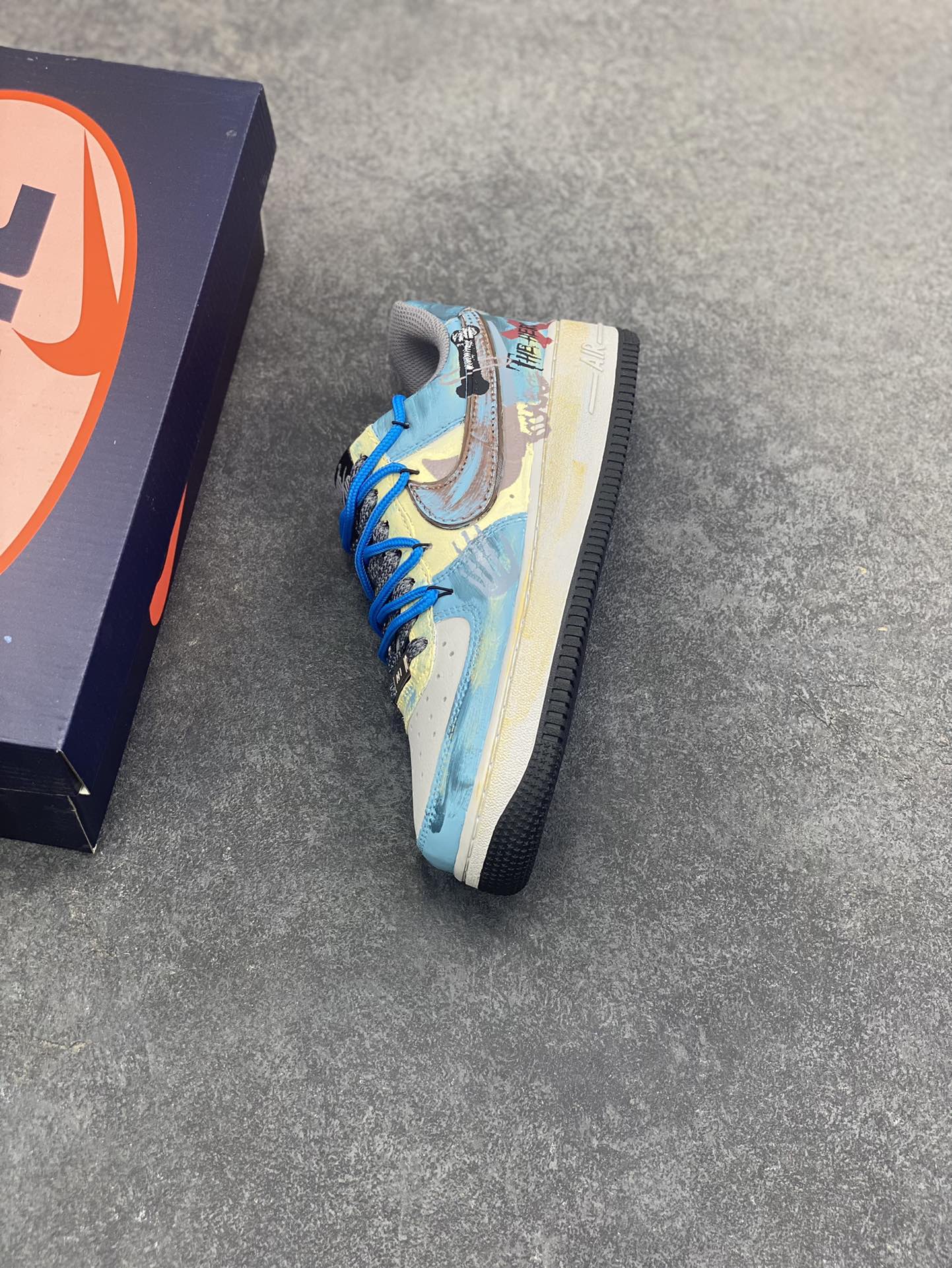 图片[7]-手绘涂鸦“雾蓝英雄”Nike Air Force 1 “Mist Blue Hero”空军一号定制板鞋 鞋身裹着一层雾感蓝灰的晕染，像清晨街景被薄雾浸软的色调，做旧肌理里藏着随性的泼墨痕迹，自带慵懒的复古滤镜；亮眼的蓝色绳状鞋带是点睛之笔，软乎乎的绳结打破了鞋身的朦胧感，添了几分街头的跳脱劲儿。鞋侧的“THE HERO”涂鸦最是灵魂——手写字体混着随性的线条，像某个少年在旧墙面上随手写下的英雄梦 货号：ZG0088-228 尺码：36 36.5 37.5 38 38.5 39 40 40.5 41 42 42.5 43 44 44.5 45-选品中心