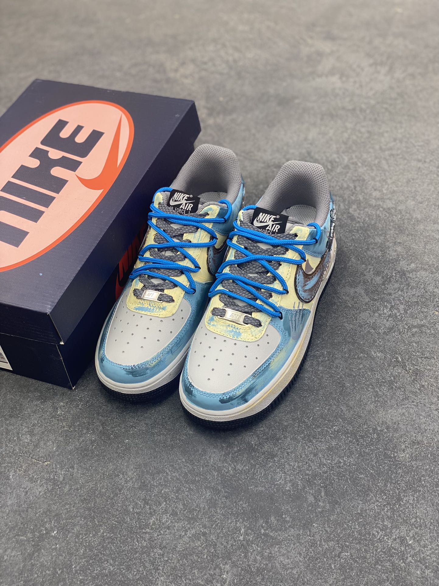 图片[8]-手绘涂鸦“雾蓝英雄”Nike Air Force 1 “Mist Blue Hero”空军一号定制板鞋 鞋身裹着一层雾感蓝灰的晕染，像清晨街景被薄雾浸软的色调，做旧肌理里藏着随性的泼墨痕迹，自带慵懒的复古滤镜；亮眼的蓝色绳状鞋带是点睛之笔，软乎乎的绳结打破了鞋身的朦胧感，添了几分街头的跳脱劲儿。鞋侧的“THE HERO”涂鸦最是灵魂——手写字体混着随性的线条，像某个少年在旧墙面上随手写下的英雄梦 货号：ZG0088-228 尺码：36 36.5 37.5 38 38.5 39 40 40.5 41 42 42.5 43 44 44.5 45-选品中心