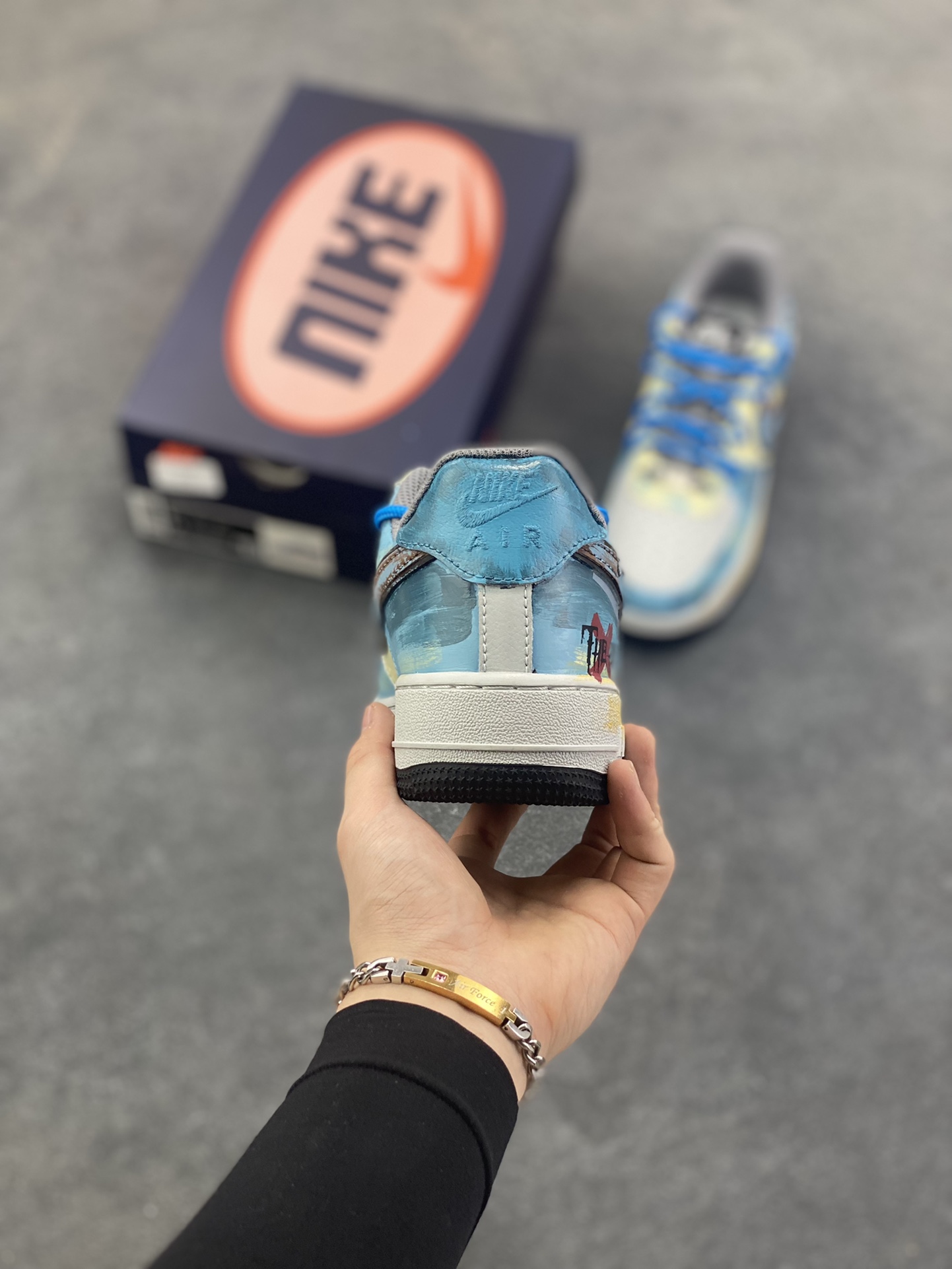 图片[4]-手绘涂鸦“雾蓝英雄”Nike Air Force 1 “Mist Blue Hero”空军一号定制板鞋 鞋身裹着一层雾感蓝灰的晕染，像清晨街景被薄雾浸软的色调，做旧肌理里藏着随性的泼墨痕迹，自带慵懒的复古滤镜；亮眼的蓝色绳状鞋带是点睛之笔，软乎乎的绳结打破了鞋身的朦胧感，添了几分街头的跳脱劲儿。鞋侧的“THE HERO”涂鸦最是灵魂——手写字体混着随性的线条，像某个少年在旧墙面上随手写下的英雄梦 货号：ZG0088-228 尺码：36 36.5 37.5 38 38.5 39 40 40.5 41 42 42.5 43 44 44.5 45-选品中心