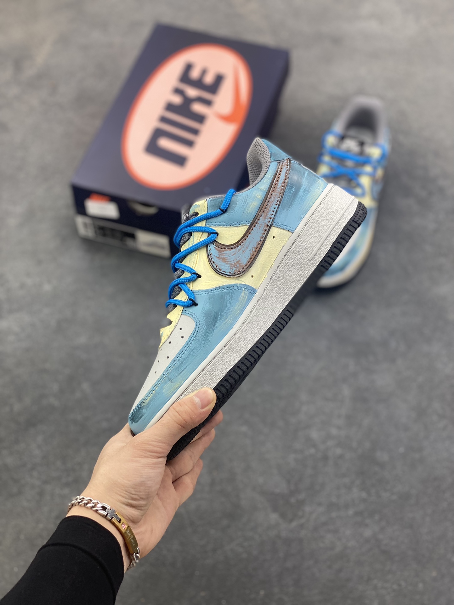 图片[3]-手绘涂鸦“雾蓝英雄”Nike Air Force 1 “Mist Blue Hero”空军一号定制板鞋 鞋身裹着一层雾感蓝灰的晕染，像清晨街景被薄雾浸软的色调，做旧肌理里藏着随性的泼墨痕迹，自带慵懒的复古滤镜；亮眼的蓝色绳状鞋带是点睛之笔，软乎乎的绳结打破了鞋身的朦胧感，添了几分街头的跳脱劲儿。鞋侧的“THE HERO”涂鸦最是灵魂——手写字体混着随性的线条，像某个少年在旧墙面上随手写下的英雄梦 货号：ZG0088-228 尺码：36 36.5 37.5 38 38.5 39 40 40.5 41 42 42.5 43 44 44.5 45-选品中心