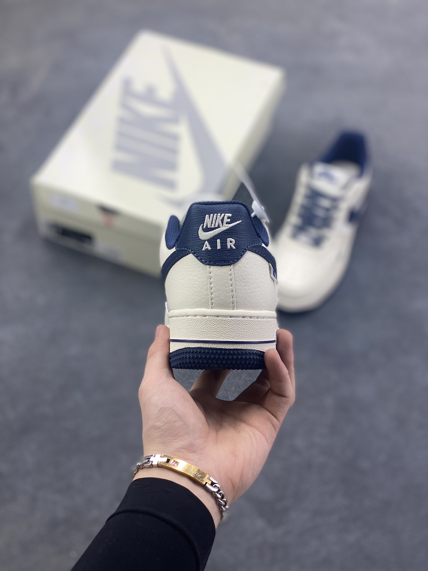 图片[4]-NIke Air Force 1 \’07 Low “NIKE-树纹午夜蓝”空军一号 低帮 运动鞋 休闲鞋 折边针车 工艺难度大 原楦头原纸板 原装鞋盒 定制五金配件 内置全掌气垫 原厂鞋底 货号：SM6668-127 尺码：36 36.5 37.5 38 38.5 39 40 40.5 41 42 42.5 43 44 44.5 45-选品中心