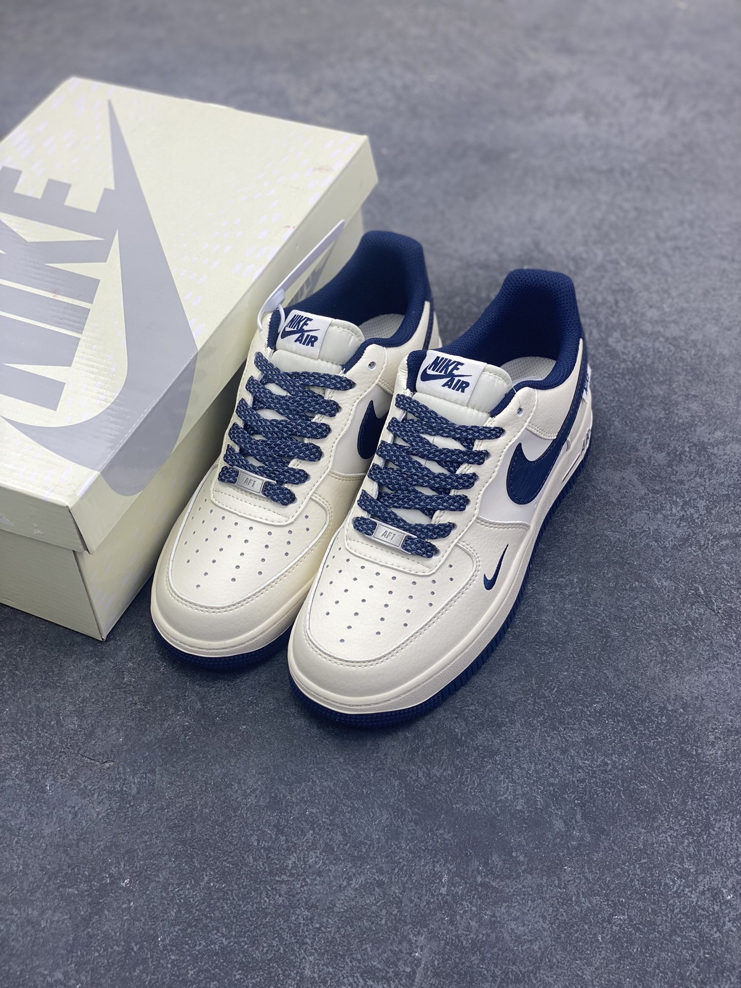 图片[8]-NIke Air Force 1 \’07 Low “NIKE-树纹午夜蓝”空军一号 低帮 运动鞋 休闲鞋 折边针车 工艺难度大 原楦头原纸板 原装鞋盒 定制五金配件 内置全掌气垫 原厂鞋底 货号：SM6668-127 尺码：36 36.5 37.5 38 38.5 39 40 40.5 41 42 42.5 43 44 44.5 45-选品中心