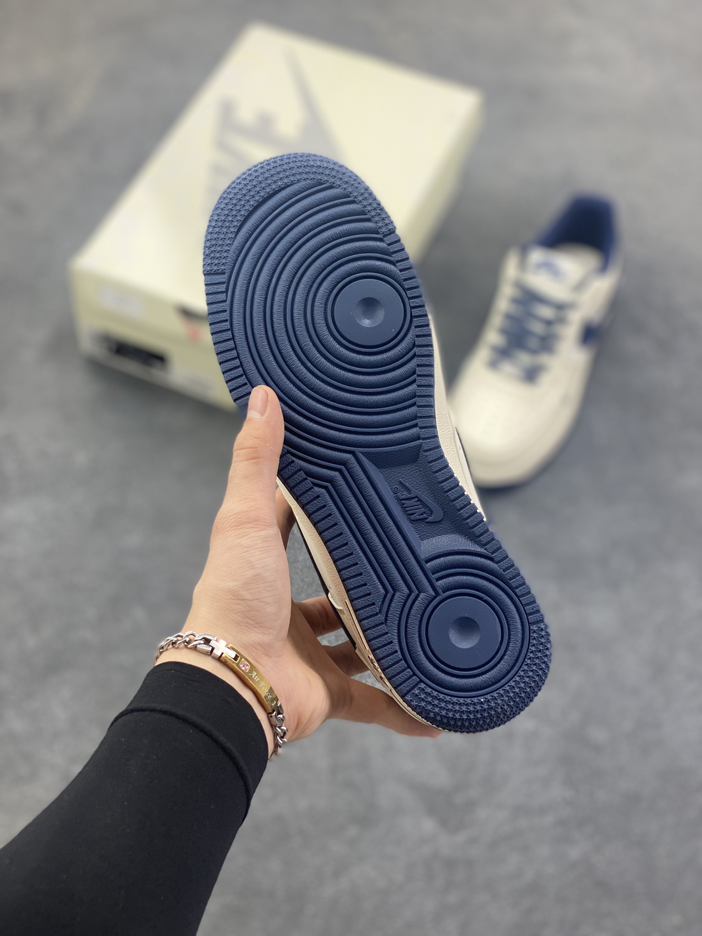 图片[5]-NIke Air Force 1 \’07 Low “NIKE-树纹午夜蓝”空军一号 低帮 运动鞋 休闲鞋 折边针车 工艺难度大 原楦头原纸板 原装鞋盒 定制五金配件 内置全掌气垫 原厂鞋底 货号：SM6668-127 尺码：36 36.5 37.5 38 38.5 39 40 40.5 41 42 42.5 43 44 44.5 45-选品中心