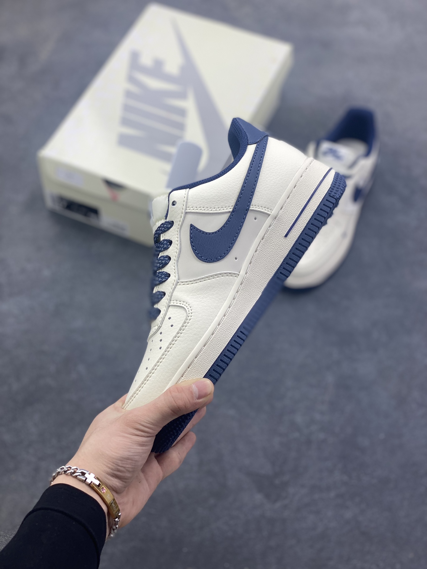 图片[3]-NIke Air Force 1 \’07 Low “NIKE-树纹午夜蓝”空军一号 低帮 运动鞋 休闲鞋 折边针车 工艺难度大 原楦头原纸板 原装鞋盒 定制五金配件 内置全掌气垫 原厂鞋底 货号：SM6668-127 尺码：36 36.5 37.5 38 38.5 39 40 40.5 41 42 42.5 43 44 44.5 45-选品中心