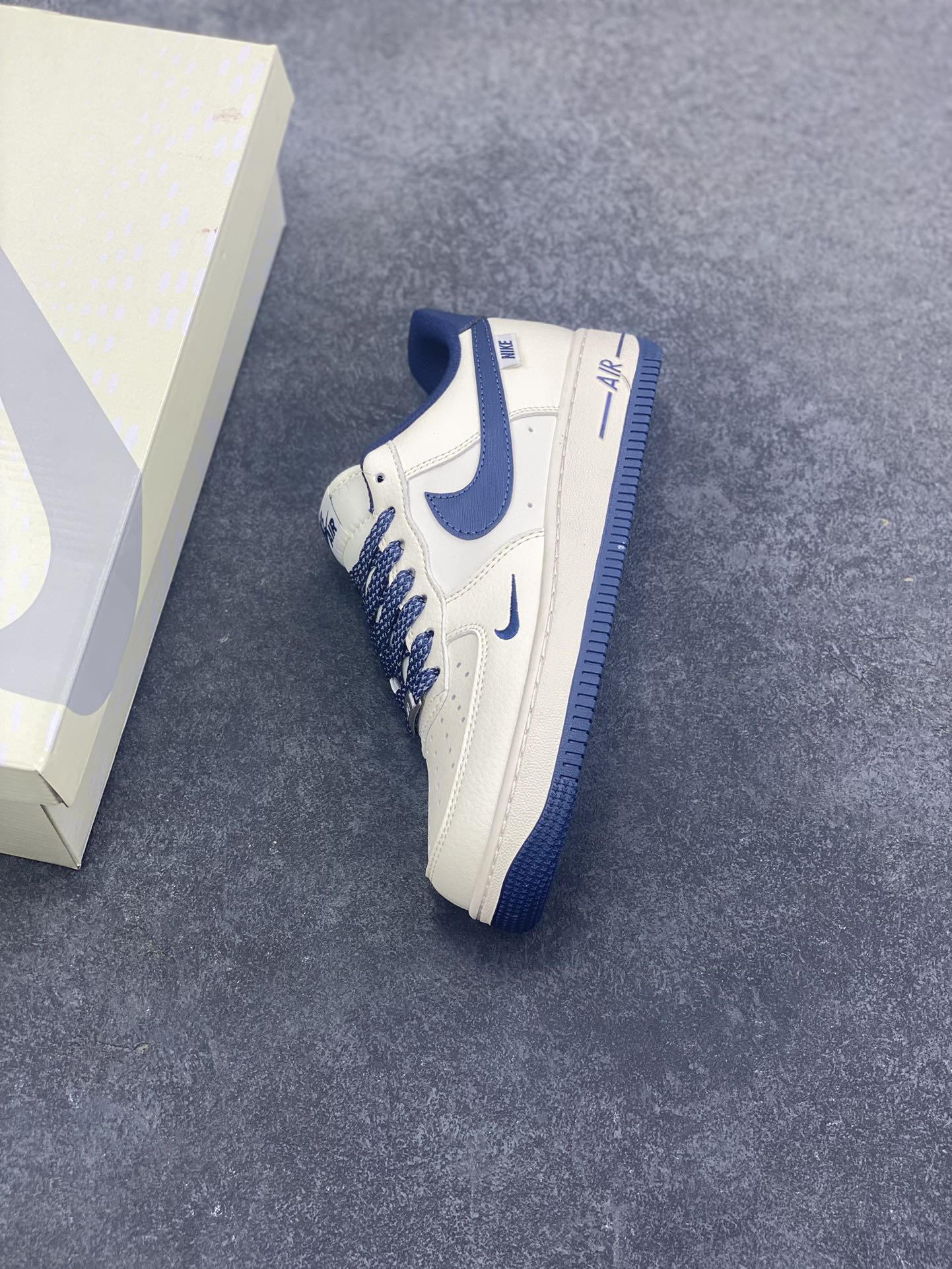 图片[7]-NIke Air Force 1 \’07 Low “NIKE-树纹午夜蓝”空军一号 低帮 运动鞋 休闲鞋 折边针车 工艺难度大 原楦头原纸板 原装鞋盒 定制五金配件 内置全掌气垫 原厂鞋底 货号：SM6668-127 尺码：36 36.5 37.5 38 38.5 39 40 40.5 41 42 42.5 43 44 44.5 45-选品中心