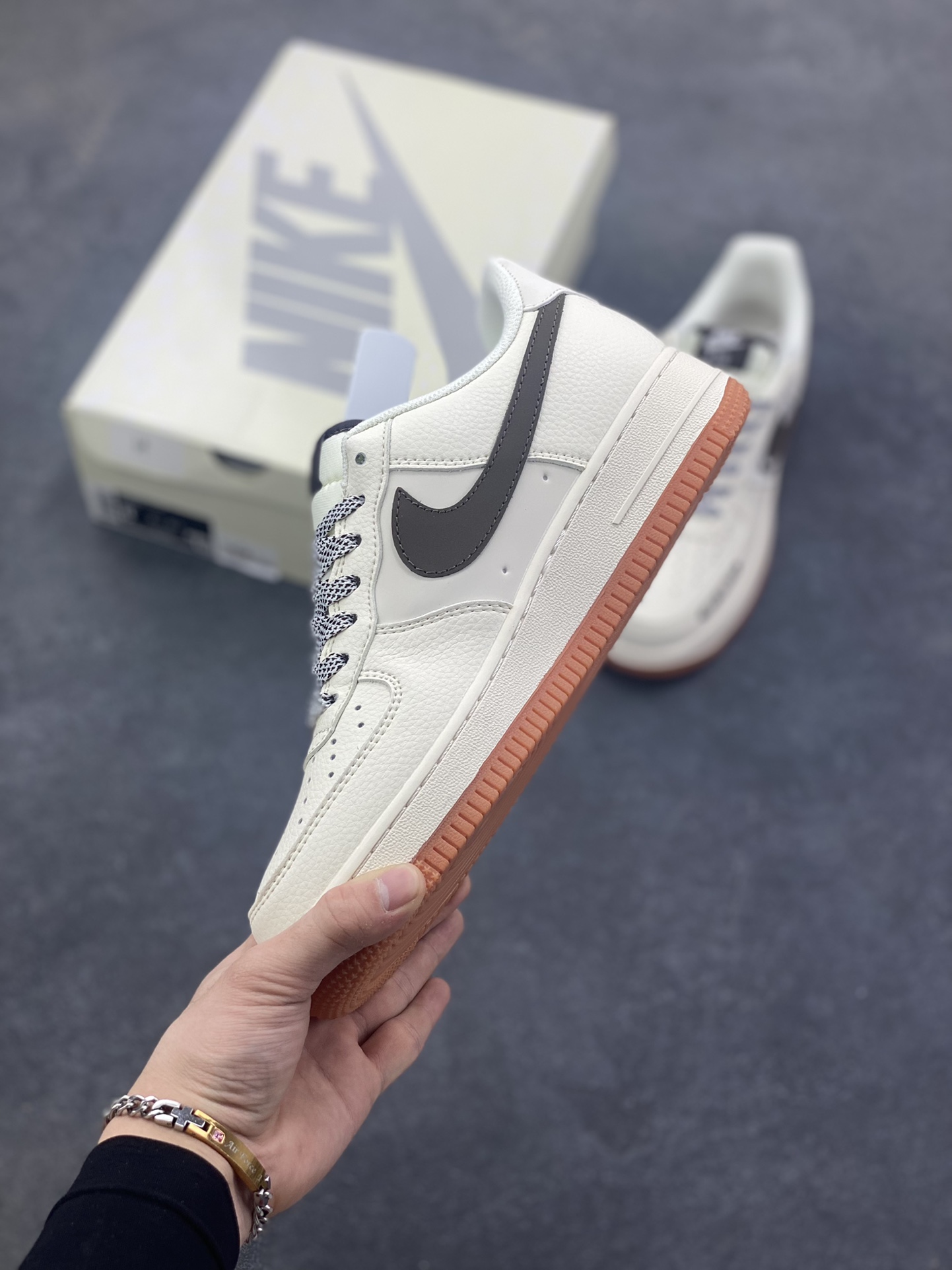 图片[3]-Nike Air Force 1 \’07 Low “OFF-WHITE联名——爱心米黑生胶”空军一号 高端定制 低帮 运动鞋 休闲鞋 折边针车 工艺难度大 原楦头原纸板 原装鞋盒 定制五金配件 内置全掌气垫 原厂鞋底 货号：QW5836-027 尺码：36 36.5 37.5 38 38.5 39 40 40.5 41 42 42.5 43 44 44.5 45-选品中心