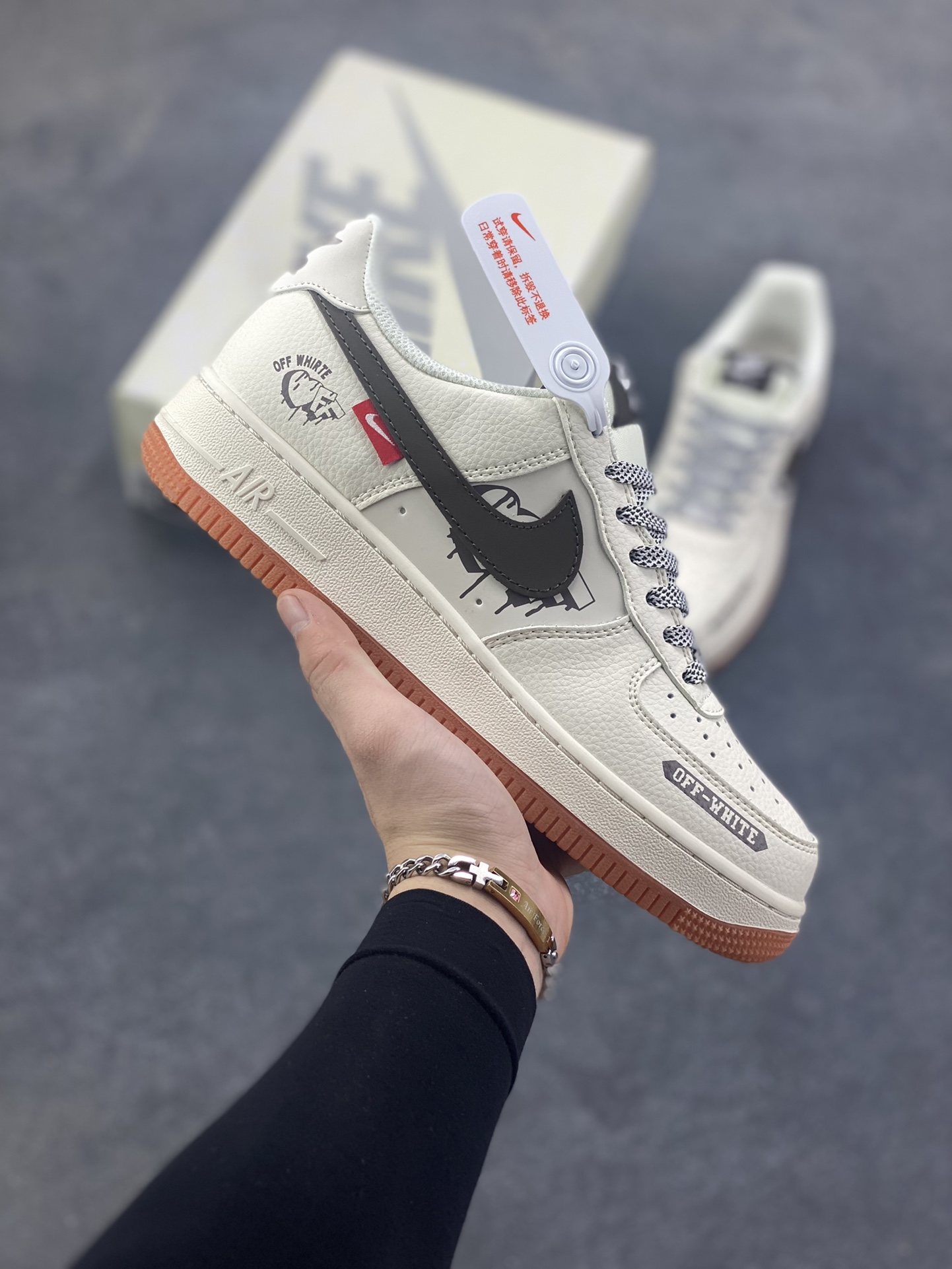 Nike Air Force 1 \’07 Low “OFF-WHITE联名——爱心米黑生胶”空军一号 高端定制 低帮 运动鞋 休闲鞋 折边针车 工艺难度大 原楦头原纸板 原装鞋盒 定制五金配件 内置全掌气垫 原厂鞋底 货号：QW5836-027 尺码：36 36.5 37.5 38 38.5 39 40 40.5 41 42 42.5 43 44 44.5 45-选品中心