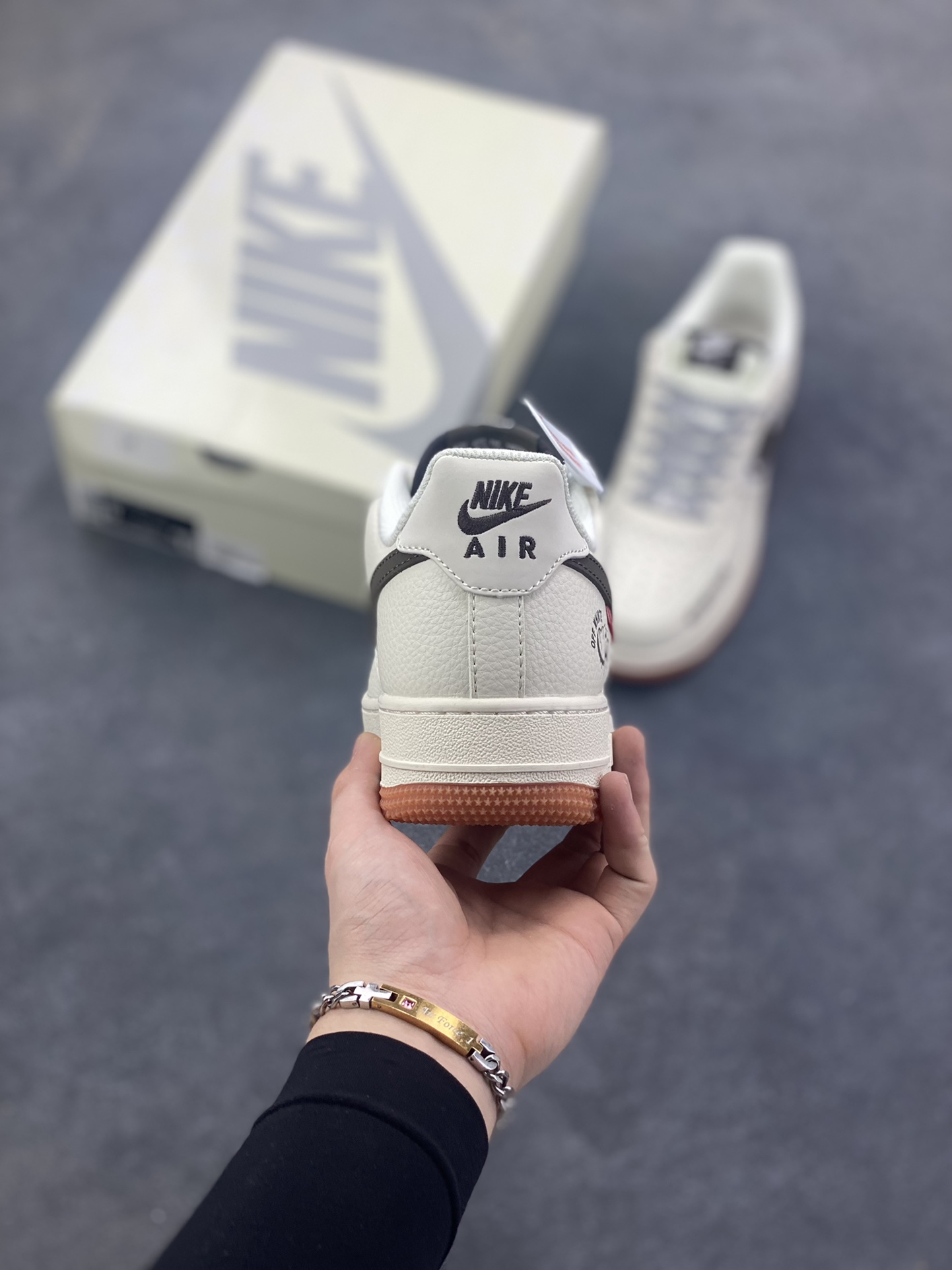 图片[4]-Nike Air Force 1 \’07 Low “OFF-WHITE联名——爱心米黑生胶”空军一号 高端定制 低帮 运动鞋 休闲鞋 折边针车 工艺难度大 原楦头原纸板 原装鞋盒 定制五金配件 内置全掌气垫 原厂鞋底 货号：QW5836-027 尺码：36 36.5 37.5 38 38.5 39 40 40.5 41 42 42.5 43 44 44.5 45-选品中心