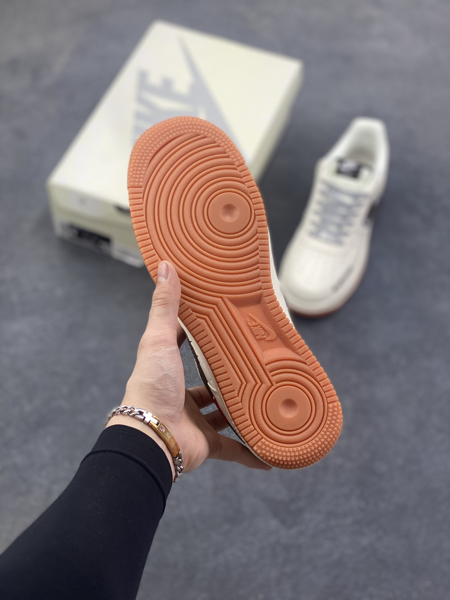 图片[5]-Nike Air Force 1 \’07 Low “OFF-WHITE联名——爱心米黑生胶”空军一号 高端定制 低帮 运动鞋 休闲鞋 折边针车 工艺难度大 原楦头原纸板 原装鞋盒 定制五金配件 内置全掌气垫 原厂鞋底 货号：QW5836-027 尺码：36 36.5 37.5 38 38.5 39 40 40.5 41 42 42.5 43 44 44.5 45-选品中心