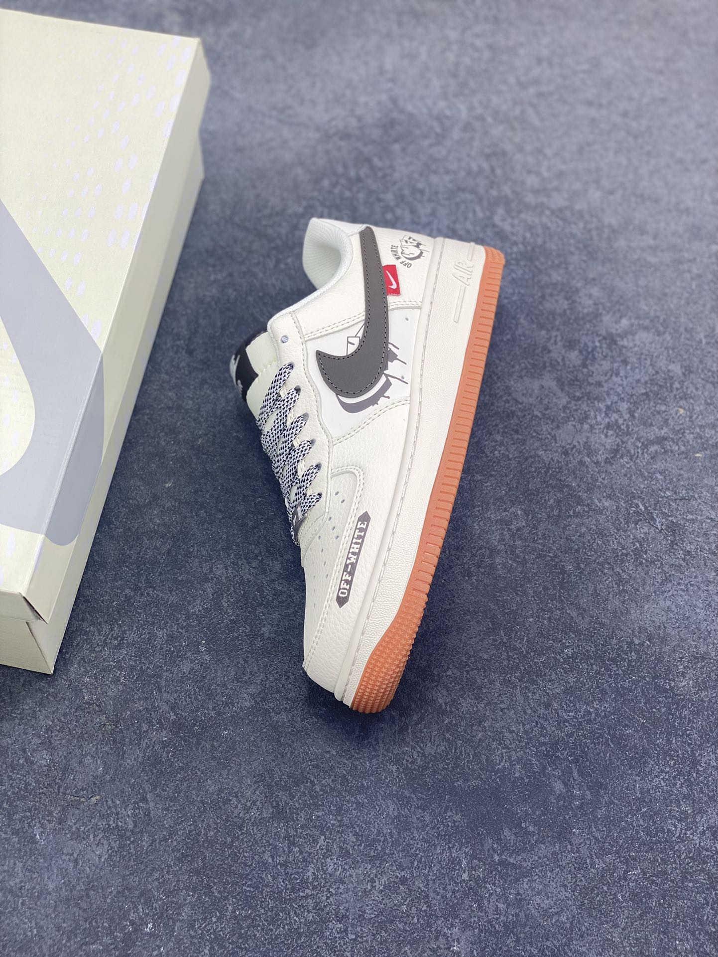 图片[7]-Nike Air Force 1 \’07 Low “OFF-WHITE联名——爱心米黑生胶”空军一号 高端定制 低帮 运动鞋 休闲鞋 折边针车 工艺难度大 原楦头原纸板 原装鞋盒 定制五金配件 内置全掌气垫 原厂鞋底 货号：QW5836-027 尺码：36 36.5 37.5 38 38.5 39 40 40.5 41 42 42.5 43 44 44.5 45-选品中心