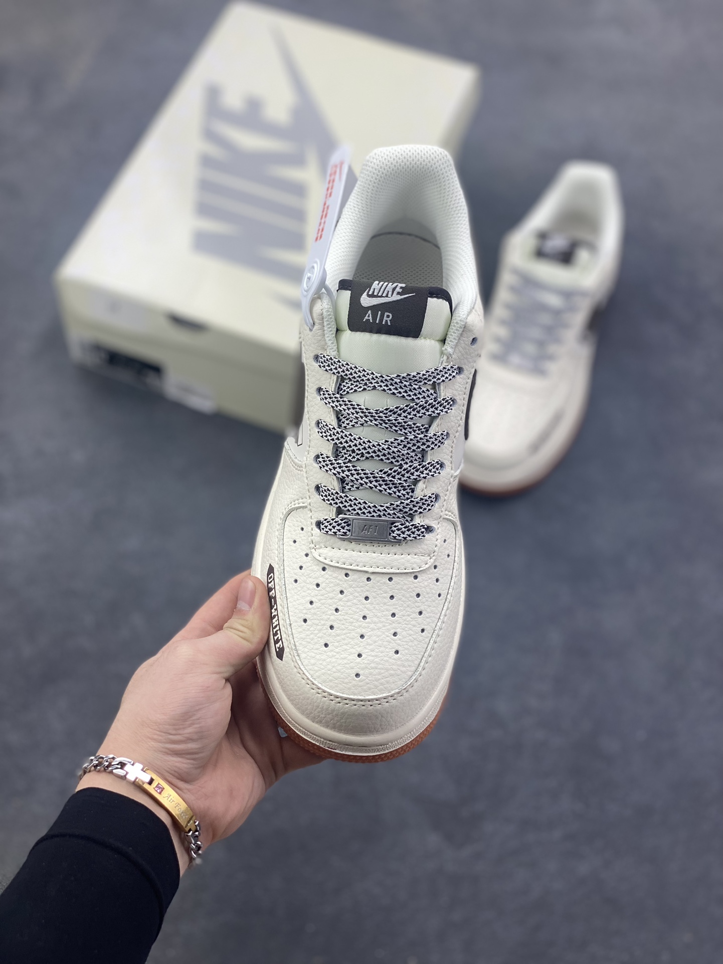 图片[2]-Nike Air Force 1 \’07 Low “OFF-WHITE联名——爱心米黑生胶”空军一号 高端定制 低帮 运动鞋 休闲鞋 折边针车 工艺难度大 原楦头原纸板 原装鞋盒 定制五金配件 内置全掌气垫 原厂鞋底 货号：QW5836-027 尺码：36 36.5 37.5 38 38.5 39 40 40.5 41 42 42.5 43 44 44.5 45-选品中心