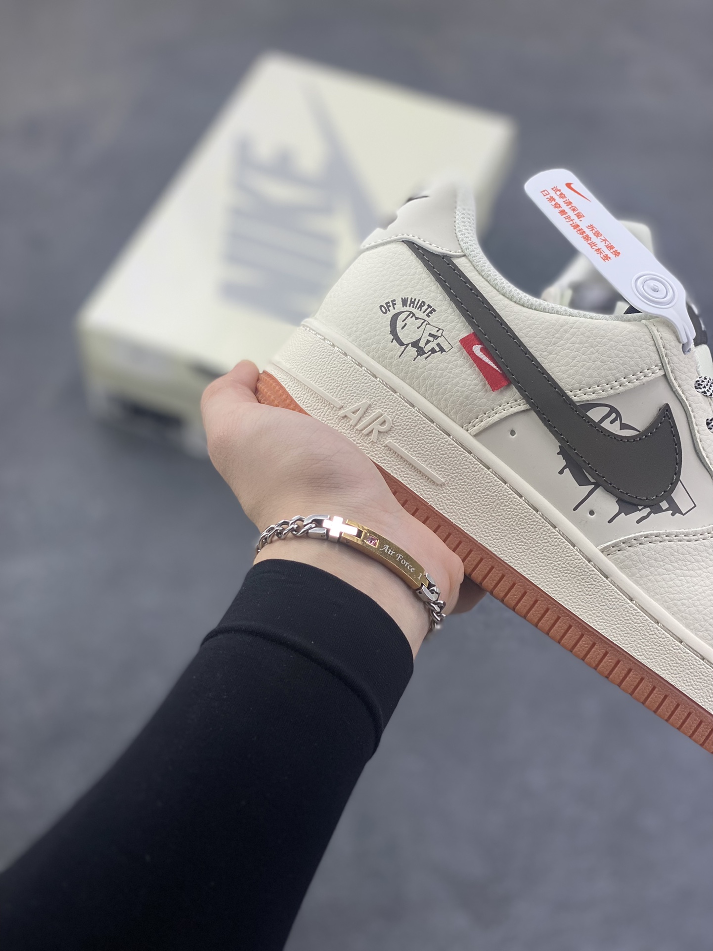 图片[6]-Nike Air Force 1 \’07 Low “OFF-WHITE联名——爱心米黑生胶”空军一号 高端定制 低帮 运动鞋 休闲鞋 折边针车 工艺难度大 原楦头原纸板 原装鞋盒 定制五金配件 内置全掌气垫 原厂鞋底 货号：QW5836-027 尺码：36 36.5 37.5 38 38.5 39 40 40.5 41 42 42.5 43 44 44.5 45-选品中心