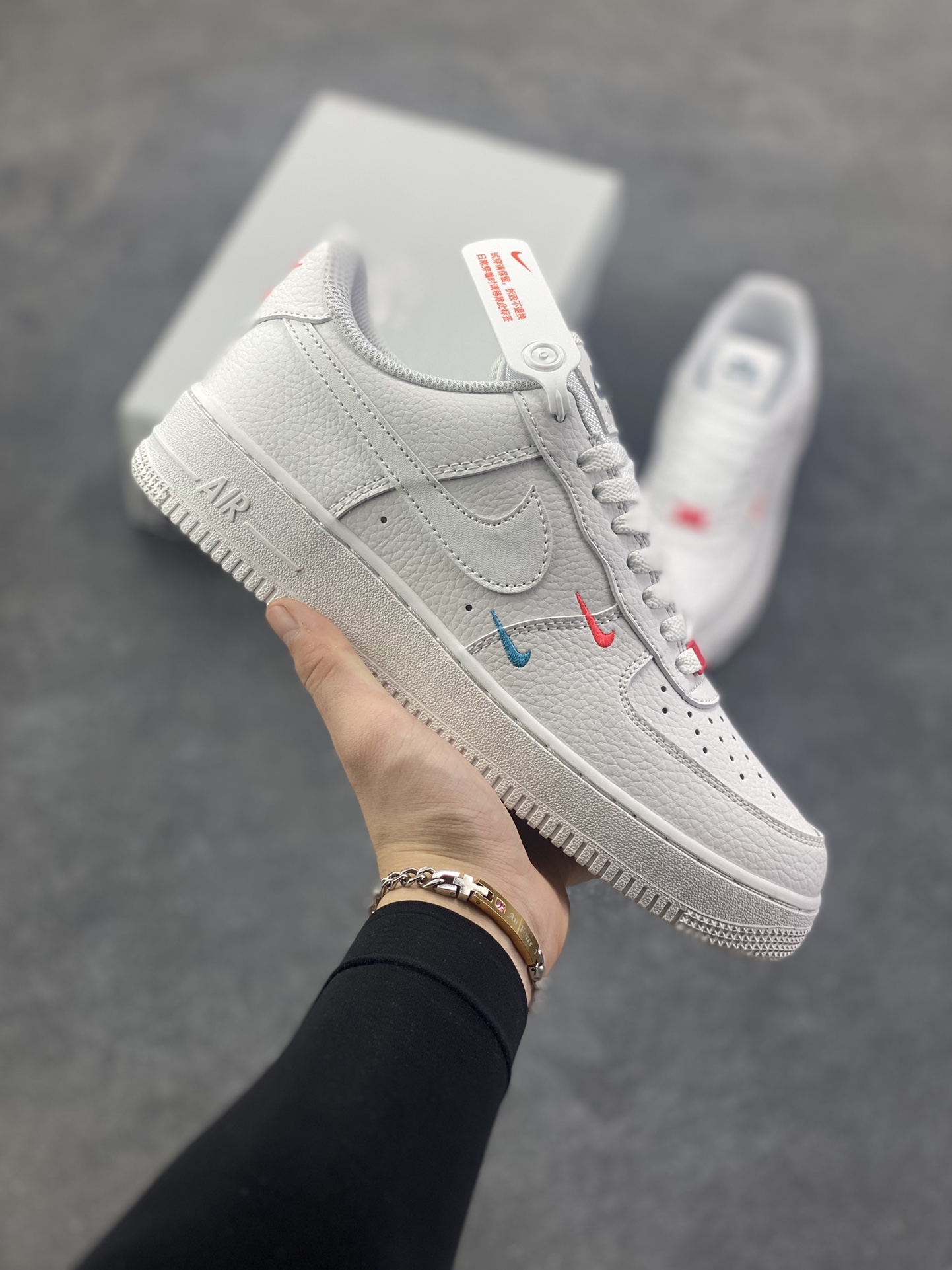超级福利🎉 核心特价💰80
👊长期补货💯
Nike Air Force 1 Low 白红蓝小标 原楦头原纸板 打造纯正空军版型 专注外贸渠道 全掌内置蜂窝气垫 原盒配件 原厂中底钢印、拉帮完美   
货号：CT1989-101
Size：36 36.5 37.5 38 38.5 39 40 40.5 41 42 42.5 43 44 44.5 45