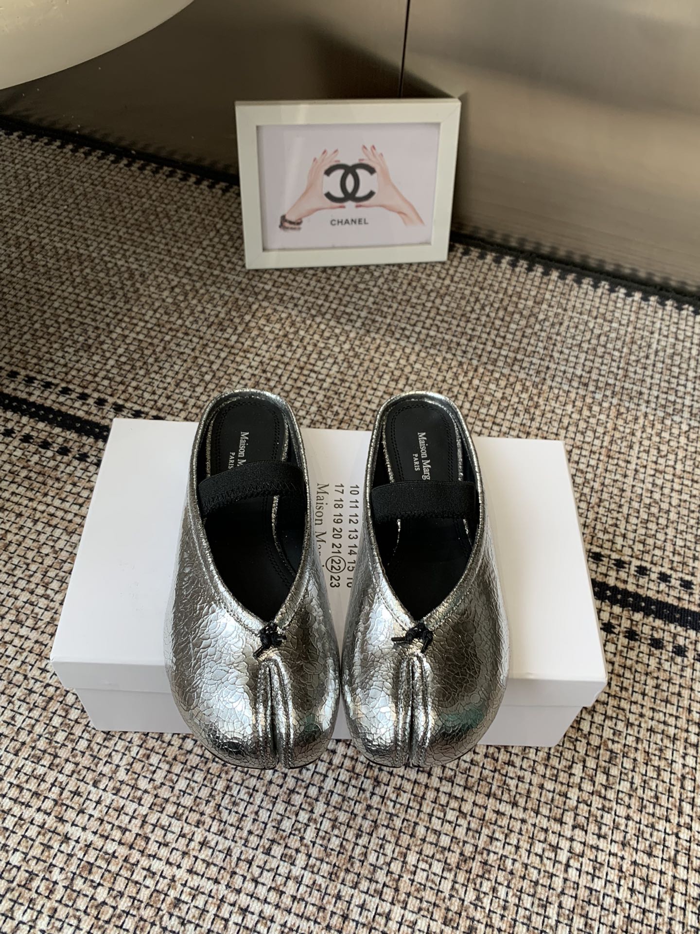 NO:615346,Maison Margiela丨MM6 Margiela 25ss new thick-heeled split-toe shoes Tabi split-toe shoes ballet shoes original open-molded double-layer leather soles original set-lasted shoes are very generous and can be easily matched with various styles The good news for short legs The upper body instantly becomes longer legs  35-40 (40 is custom-made and non-refundable), split-toe shoes, masion margiela, masion margiela, sheepskin19860909Maison Margiela丨MM6马吉拉25ss新款粗跟分趾鞋 Tabi分趾鞋 芭蕾舞鞋 原版开模双层真皮鞋底 原版套楦鞋型很大方 搭配各种风格都 轻松驾驭 小短腿的福音 上身瞬间秒变大长腿 上脚不被常规所拘束,随心所欲做自己～上脚炒鸡柔软舒适 鞋面进口羊皮 内里原版羊皮 大底原版意大利双层真皮底跟 Size: 35-40（40订做不退换）,分趾鞋,masion margiela,masion margiela,sheepskin,Women's Shoes