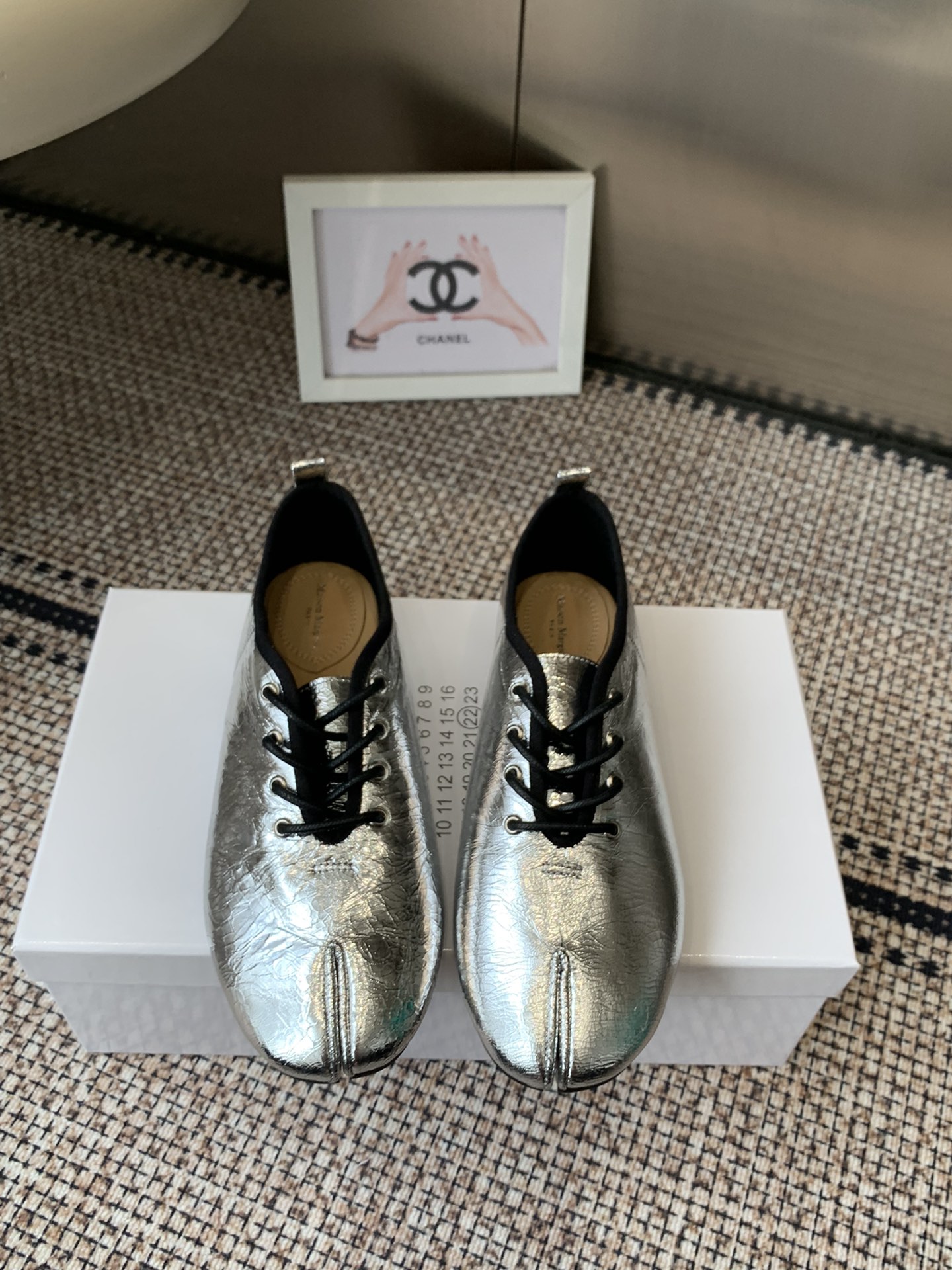 NO:615349,Maison Margiela · MM6 Margiela 26 new spring and summer style retro Mary Jane split-toe shoes and ballet shoes MM6 is the most popular genius designer brand in the past two years. The design is simple and the luxurious texture will make you fall in love. If you don’t want to hit the streets, you can check out this brand. It is relatively niche but so easy to match. Xiaohongshu can see this brand everywhere. BS original one-to-one custom-made upper, original custom-made sheepskin, lining imported sheepskin, original Italian leather outsole  Size 35-39 (40 customized), split-toe shoes, masion margiela, masion margiela, mary jane, sheepskin, Leather soles19860909Maison Margiela·MM6马吉拉 26春夏新款 复古玛丽珍分趾单鞋 芭蕾舞鞋  MM6作为这两年最受欢迎的鬼才设计师品牌 设计简单 奢华的质感让你爱不释手 不想满大街撞款的可以看看这个品牌 比较小众却又是那么好搭配 ins 小红书随处可见这个品牌的身影 BS原版一比一定制 鞋面原版特定制羊皮 内里进口羊皮 原版意大利真皮大底 码数35-39（40定做）,分趾鞋,masion margiela,masion margiela,mary jane,sheepskin,Leather soles,Women's Shoes