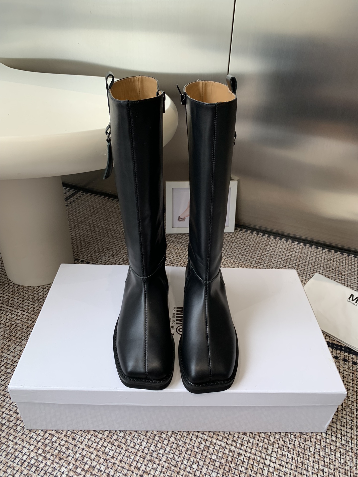 NO:615343,Cowhide surface Maison Margiela·MM6 Margiela 25 latest model high boots for winter. Super good-looking. The overall design and workmanship materials not only make it have a super texture, but also have first-class wearing comfort. Classic square toe with stiletto heels. Sexy temperament. The upper feet very modify the leg shape. Upper: cowhide/cowhide. Lining/foot-padding cowhide. Original rubber outsole. Size 35-39 (customized at 40.41), boots, masion.  margiela,masion margiela,boots,cowhide19860909牛皮面 Maison Margiela·MM6马吉拉 25冬季最新款 高筒靴 超好看 整体设计和做工用料 不仅让它的质感超级棒 而且穿着舒适度也是一流的 经典斜方头搭配细高跟 气质性感 上脚非常修饰腿型 鞋面 牛猄/牛皮 内里/垫脚牛皮 原版橡胶大底 码数35-39（40.41定做）,靴子,masion margiela,masion margiela,boots,cowhide,Women's Shoes