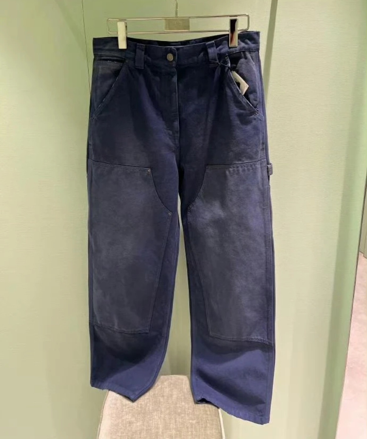 NO:609405,Prada wide-leg lumberjack pants, washed cotton twill, distressed and bleached, wear-resistant and durable, reinforced knees, multiple practical pockets, both functional and fashionable, loose straight-leg pants, loose upper body, retro American style!  Code number 36,38,40,42,,prada,alexander wang19860909Prada 宽腿 伐木工裤 水洗棉质斜纹布 做旧漂染 耐磨耐造 双膝补强 多个实用口袋 兼具功能性与时尚感 宽松直筒裤型 上身松松垮垮 复古美式风格！ 码数36,38,40,42,,prada,alexander wang,Men's clothing