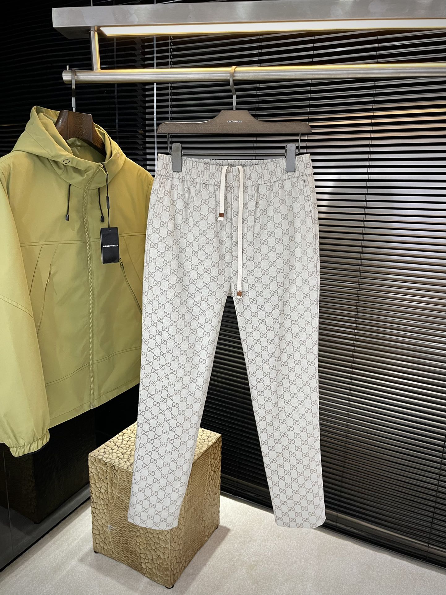 NO:608677,P Gucc (Gujia) 2025 new autumn style, the latest casual sweatpants at the counter. The original trousers have a casual and versatile upper body, with a casual and lazy style. The original imported cotton fabric is customized. The fabric is comfortable, with a strong sense of quality, and the upper body effect is excellent. The comfort is overwhelming. The brand pattern embroidery is embellished with fine embroidery, restored one to one... High-end atmosphere, the ultimate product in quality. If you have the taste of autumn, autumn casual pants are the first choice. Everyone must have it... Size 46-52  Purchasing agent level,,gucci,gucci,alexander wang19860909P  Gucc（古家） 2025秋季新款,专柜最新休闲卫裤.原版裤型上身休闲百搭、随性慵懒范,定制原版进口棉质面料 面料舒适,品质感极强,上身效果极佳 舒适感爆棚. 品牌图案刺绣点缀 刺绣精细,一比一还原…高端大气,品质中的臻品 秋天的的味道有没有,秋季休闲裤首选 .人手必入……码数 46-52 代购级别,,gucci,gucci,alexander wang,Men's clothing