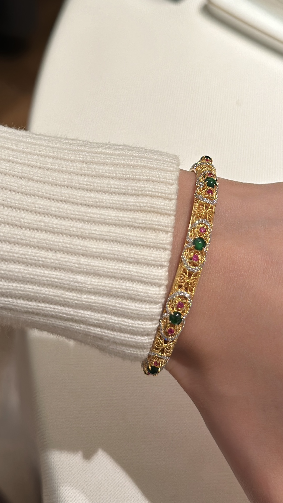 NO:720404,.Myanmar A-grade jade filigree bracelet. The bracelet is made of S silver thickly plated with real gold and inlaid with natural jade zircon, which highlights the wearer's dignity. The twisted silk craftsmanship creates auspicious lotus blooming decorations, wishing the wearer a harmonious world, long blessings, and a happy, happy and auspicious life.,,bracelet, Cardia high-end jewelry19860909.缅甸A货翡翠花丝如意手镯  手镯材质S银厚镀真金镶嵌天然翡翠锆石 ,彰显佩戴者的尊贵,捻丝工艺打造祥莲盛开的纹饰装点其间,祝福佩戴者乾坤和谐、福嗣绵延,拥有美满幸福、吉祥如意的生活.,,bracelet,卡迪亚高端饰品,Jewelry