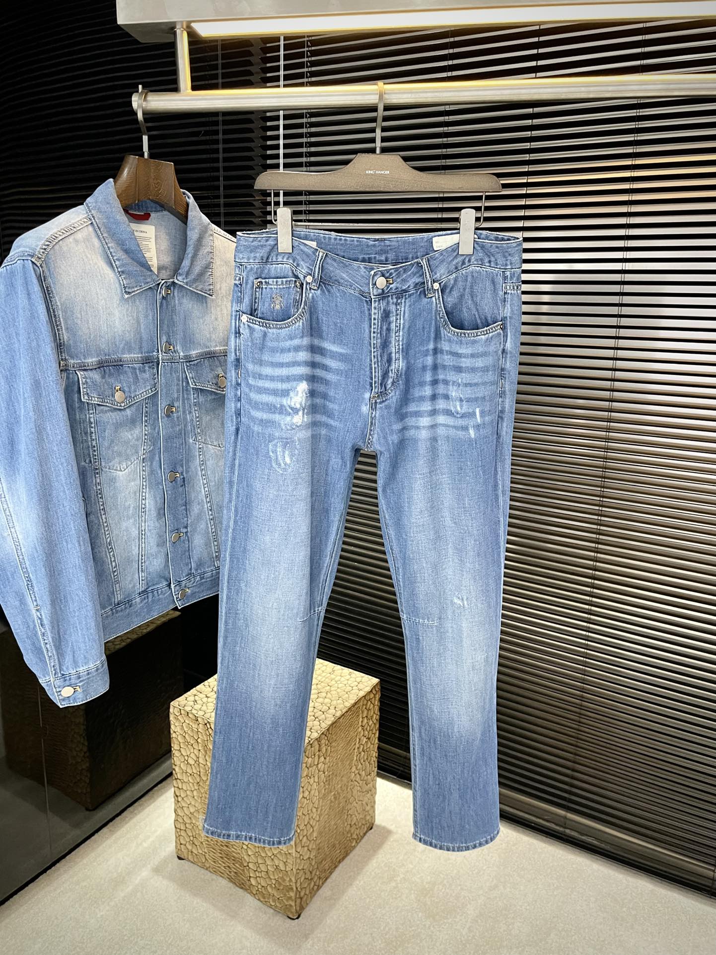 NO:608680,P BC 2025 Early Autumn Lightweight New Jeans Imported Italian High-end Denim Fabrics Fashionable and Casual Regular Fit Micro-Stretch Fabrics The fabrics are comfortable and soft, breaking the feel of conventional denim fabrics, not stuffy, and extremely comfortable. They are casual and versatile and will not deform after long-term washing. The upper body effect is excellent. Generous and elegant tailoring, the design is constantly innovating but always maintains a noble and elegant style and taste to interpret the fashion charm. The version is small and straight. Fashionable products. Counter size 30-38 (35)  37),,jeans,alexander wang19860909P  BC 2025早秋轻薄新款牛仔裤 进口意大利高定牛仔面料 时尚休闲 常规版型 微弹力面料 面料舒适柔软,突破常规牛仔的面料手感,不闷热,舒适感极佳.随意百搭 久洗不变形 上身效果极佳.大方优雅的剪裁,设计不断创新却始终保持着高贵优雅的风格和品位 演绎时尚魅惑 版型小直筒 时尚佳品 专柜码数 30-38（35 37）,,jeans,alexander wang,Men's clothing