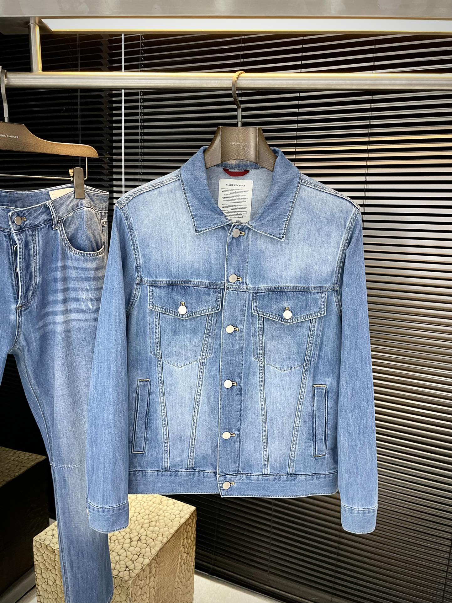 NO:608683,P BC 2025 early autumn counters have the same style, a super popular brand this year!  Celebrities from all walks of life are chasing after each other crazily!  Denim jacket, a must-have product for autumn. Handsome, very versatile, stylish jacquard, stylish upper body. Standard accessory for stylish men. Size: M-3XL,,jackets & coats,alexander wang19860909P  BC 2025早秋季专柜同款,今年超级热门的品牌！各路明星小鲜肉疯狂追逐！牛仔外套,秋季必备良品 帅气十足,十分百搭,提花个性时尚,上身有型 型男的标配品 码数 M-3XL,,jackets & coats,alexander wang,Men's clothing