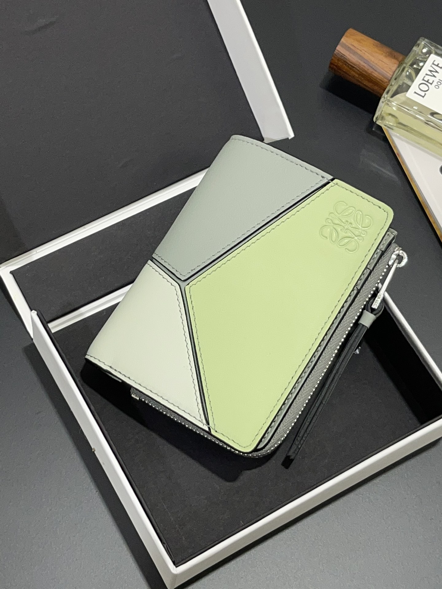 NO:673977,uzzle spliced ​​bifold short wallet made of classic Naa calfskin, with card slots and coin pockets inside, a large banknote, exquisite and practical. Style number 3792, size 12*8.5, Loewe wallet, loewe, wallets, cowhide19860909uzzle 拼接对折短款钱包 选用经典的Naa小牛皮,内有卡位及零钱袋,放大钞,精致、实用.款号3792,尺寸12*8.5,罗意威钱包,loewe,wallets,cowhide,欧美剧