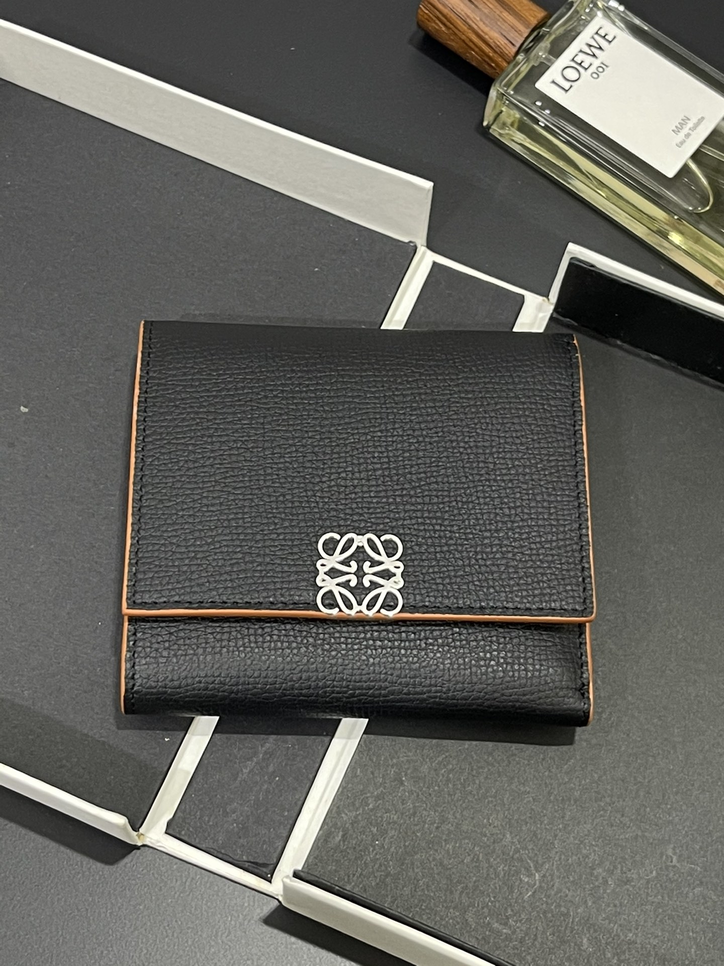 NO:673984,Half-fold short wallet made of pebbled cowhide, calfskin lining, card slots, zipper pocket, can enlarge banknotes. Style number 3729, size 10*11, Loewe wallet, loewe, wallets, cowhide19860909对折短款钱包 采用鹅卵石头纹牛皮、 内里小牛皮,卡位,拉链口袋, 可放大钞.款号3729,尺寸10*11,罗意威钱包,loewe,wallets,cowhide,欧美剧