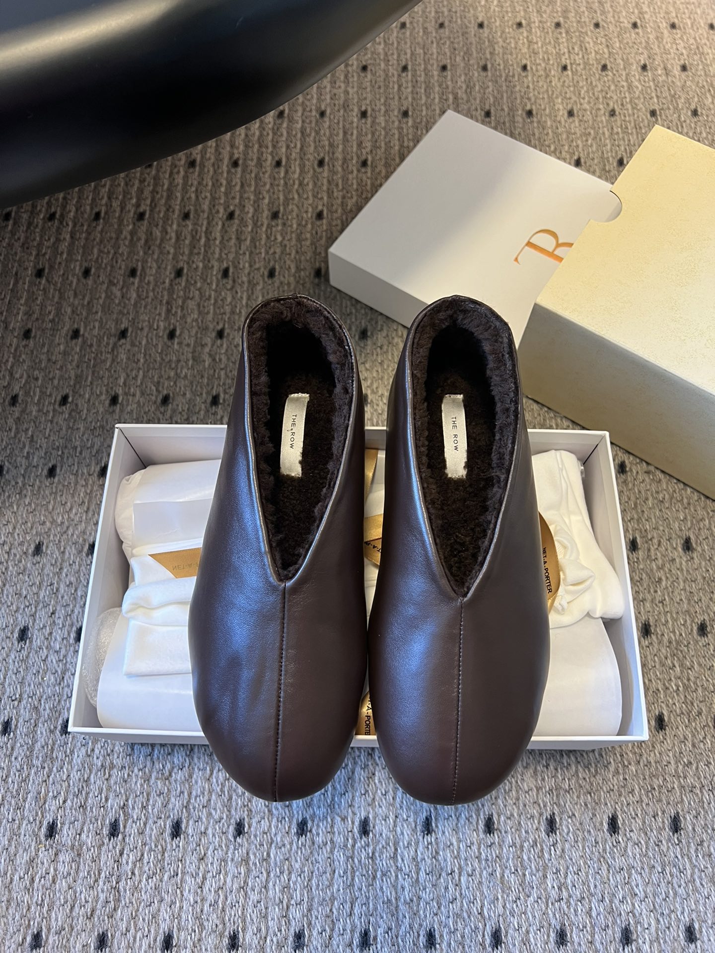 NO:614973,Purchasing agent, high-quality Dongguan factory The ro* simple style velvet flat casual shoes, minimalist style and high-end, belonging to The Row's iconic low-key texture route. The materials are leather and suede, with a delicate touch and noble texture. The lining is lined with velvet for strong wrapping, keeping warm and comfortable for the feet.  The shoe shape is designed with a heel, which fits the heel and is not easy to fall off. It is suitable for home and light outings. The soft sole design makes it easy to walk without burden, and it will not press your feet when worn for a long time. The colors are all low-saturated colors, which are versatile and can be worn regardless of the style. The slip-on style is easy to put on and take off. The upper is imported mixed sheepskin, and the lining is Australian lamb wool. The outsole is original molded outsole and has a height of 2cm.  :35-40 size (40 size customization is non-refundable), single shoes, sheepskin, chamois leather19860909代购级 莞厂高品质 The ro* 简约风加绒平底单鞋休闲鞋 风格极简高级,属于The Row标志性的低调质感路线.材质分皮革与麂皮绒,触感细腻且质感显贵.内里加绒,包裹性强,兼顾保暖与舒适脚感. 鞋型是包跟设计,贴合脚跟不易掉,居家、轻外出都适配.软底设计,走路轻便无负担,久穿也不压脚. 颜色都是低饱和色系,百搭不挑穿搭风格.一脚蹬款式,穿脱方便又利落. 鞋面进口混种羊皮 内里澳洲羊羔毛 大底原版开模大底 增高2cm size :35-40码（40码定制不退换）,单鞋,sheepskin,chamois leather,Women's Shoes