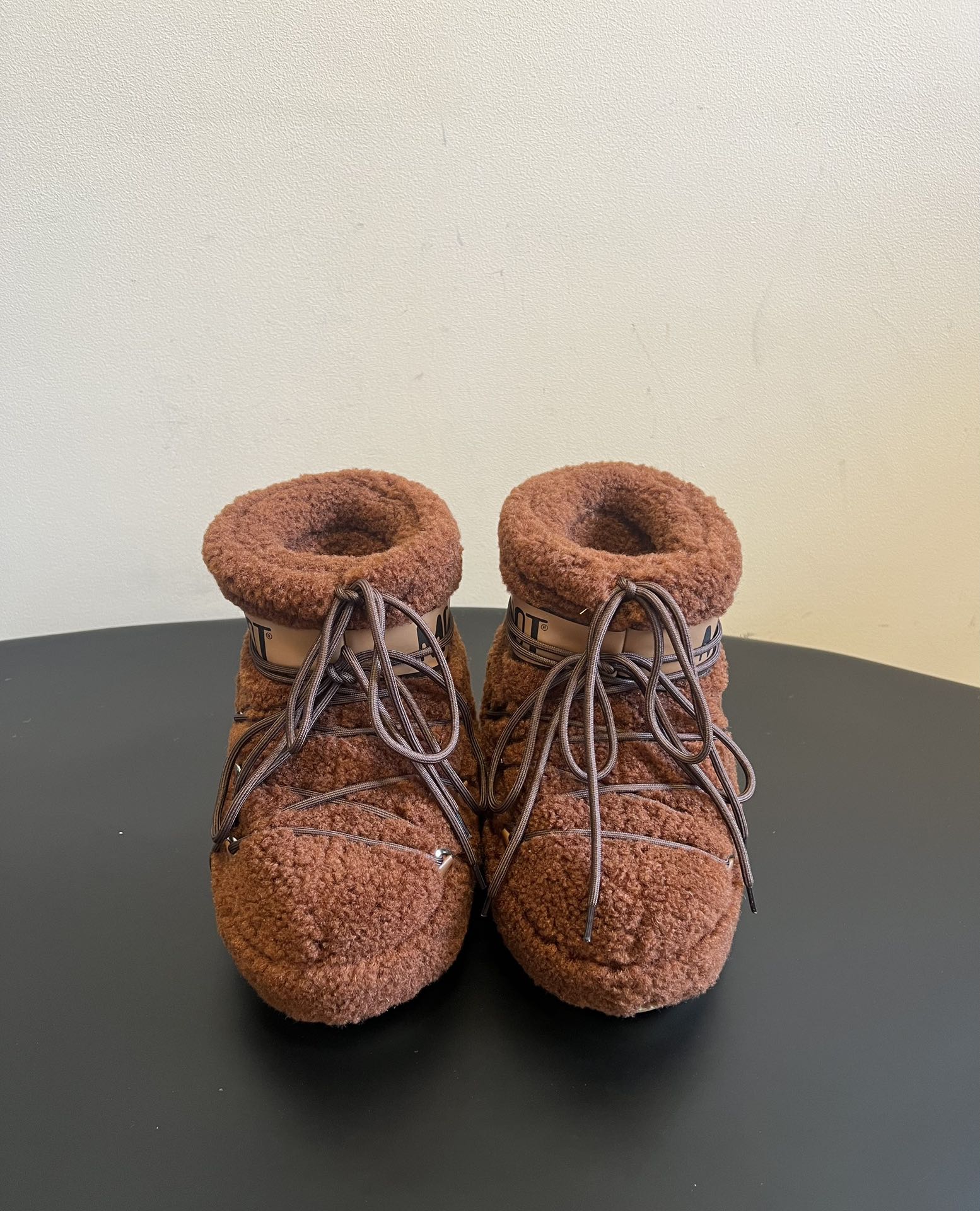 NO:646216,Moon Boot 25ss new autumn and winter plush snow boots furry boots short boots A pair of shoes that are suitable for both left and right feet!  Very unique!  The characteristics of these plush boots are as soft and glutinous as bread. They are made of full plush material and have strong warmth retention. They can lock in heat well when worn in autumn and winter. The material is fluffy and soft, and they fit comfortably on the feet and will not feel stuffy when worn for a long time. The colors are diverse, both basic and pastel colors, suitable for different styles. The style is both casual and fashionable, and can be worn in daily life, out on the street and other scenes. Moonboot’s classic style is really unusual and feels.  The shopping genius discovered the Park series, which is warm and suitable for daily use. It is a soul mate. The upper is made of artificial sherpa, the lining is filled with silk cotton, and the outsole is made of non-slip rubber. It is increased by 7cm. Size: 35-41 (40-yard customization is non-refundable), snow boots, boots.19860909Moon Boot 25ss秋冬季新款毛绒雪地靴毛毛靴短靴 一双不分左右脚的鞋！超有特点！软软糯糯像面包这款毛绒靴的特点.全毛绒材质,保暖性强,秋冬穿着能很好锁住热量.材质蓬松柔软,上脚贴合舒适,长时间穿也不会闷脚配色多样,基础色和柔和色系都有,适配不同风格. 款式兼顾休闲与时尚,日常、出街等场景都能穿 moonboot的经典款实在太不日常了,而且感 会很占行李箱本购物小天才发现了park系列,保暖且日常 SOULMATE ”是灵魂伴侣. 鞋面人造羊羔绒 内里丝绵填充 大底防滑橡胶大底 增高7cm size :35-41码（40码定制不退换）,雪地靴,boots,Women's Shoes