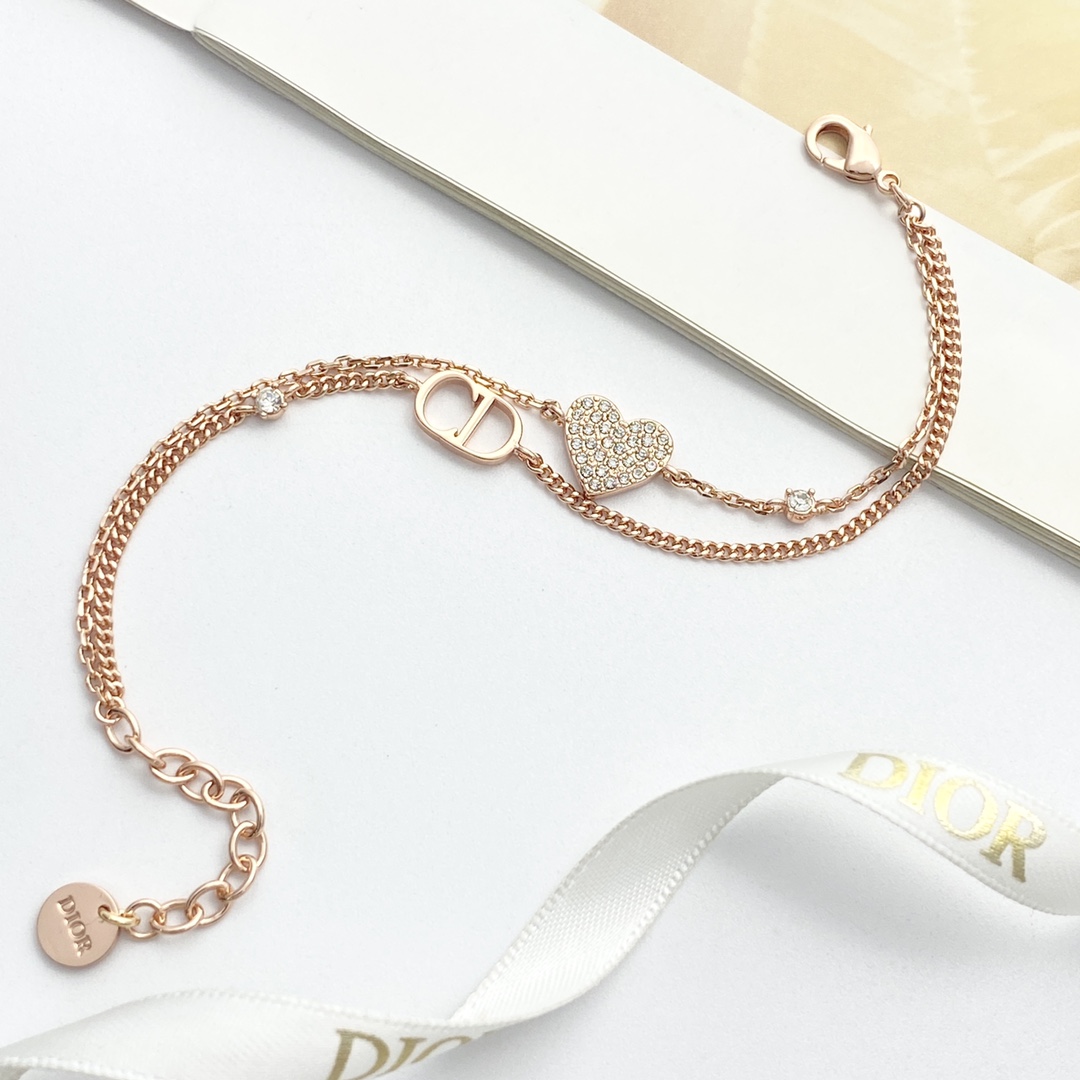 【P110 今日新款】编码H566 0255820
🛍DIOR手链热销款🔥爆上新🆕🆕🆕
🤑迪奥玫瑰金CD爱心双层手链
😈满钻小小爱心blibgbling的很闪✨
🤩双链设计 上手优雅又温柔,贵气中又不失少女心❤