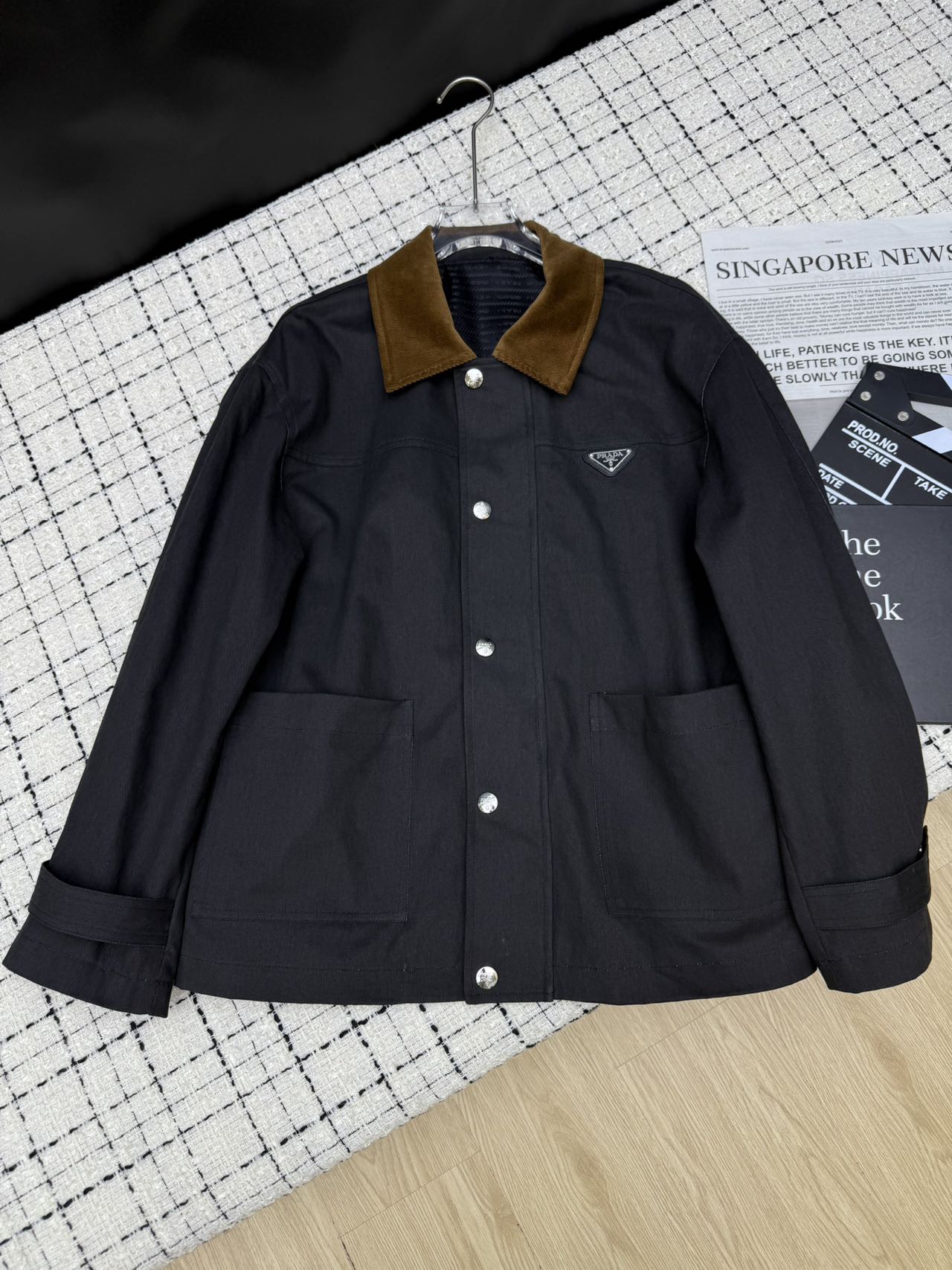 NO:605953,prad*25 new product Classic triangular collar collar spliced ​​corduroy jacket Loose-fitting middle style brings a casual and lazy feel Three-dimensional tailoring covers the flesh and makes you look slimmer The spliced ​​neckline refuses to be monotonous The overall style is simple, elegant and versatile Two-color SML1, prada, jackets & coats, alexander wang19860909prad*25新品 经典三角标领子拼接灯芯绒外套 中通宽松版型 自带随性慵懒感 立体剪裁遮肉显瘦 拼接领口拒绝单调 整体简约大方又百搭 两色SML1,,prada,jackets & coats,alexander wang,Women's clothing