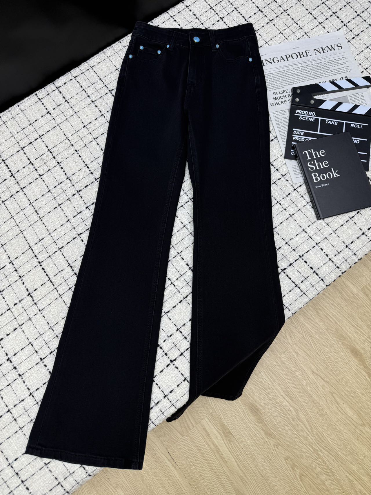 NO:605936,25ss new product, classic pattern terry embroidered jeans, a high-looking item, can be matched with any top, versatile and worry-free, simple and a must-have for anyone, slightly flared version, hides the flesh and makes you look slimmer, washed denim cotton that feels very comfortable, hardware exclusive heavy molding, two colors 26-27-28-29-30.,,jeans,alexander wang1986090925ss新品 经典图案毛巾绣牛仔裤 高颜值单品 任何上衣都可以搭配 百搭无烦恼 简简单单人手必备 微喇版型 藏肉显瘦 手感很舒服的洗水牛仔棉 五金独家重磅开模 两色26-27-28-29-30.,,jeans,alexander wang,Women's clothing