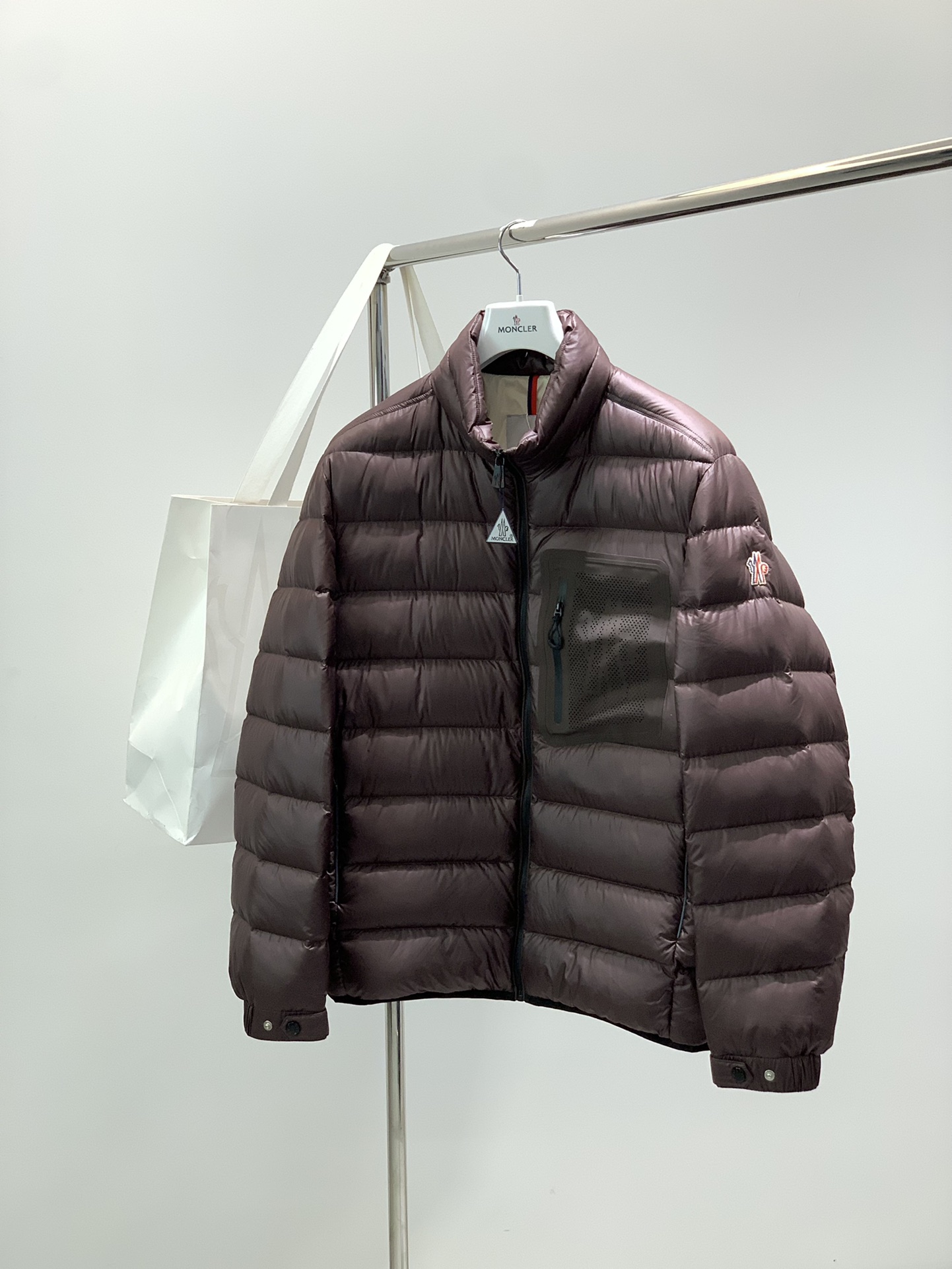 NO:608952,, Moncler, the latest winter 2025 product, available at counters simultaneously, original order, fashionable and casual down jacket, comfortable for the upper body!  Eye-catching and bright, it uses imported original fabrics, top-notch embroidered letter pattern logo, and original hardware accessories. It is simple yet stylish, and the upper body is fashionable and handsome. 2 colors are recommended, size M-3Xl, Moncler, down jacket, alexander wang19860909,Moncler 蒙口,2025冬季最新品,专柜同步有售,原单狠货,时尚休闲羽绒服,上身舒适！吸睛而有亮点,采用进口原版面料,顶级刺绣工艺字母图案logo,原版五金辅料装饰,简单而不失时尚,上身时尚帅气,2色推荐,码数M-3Xl,,Moncler,down jacket,alexander wang,Men's clothing