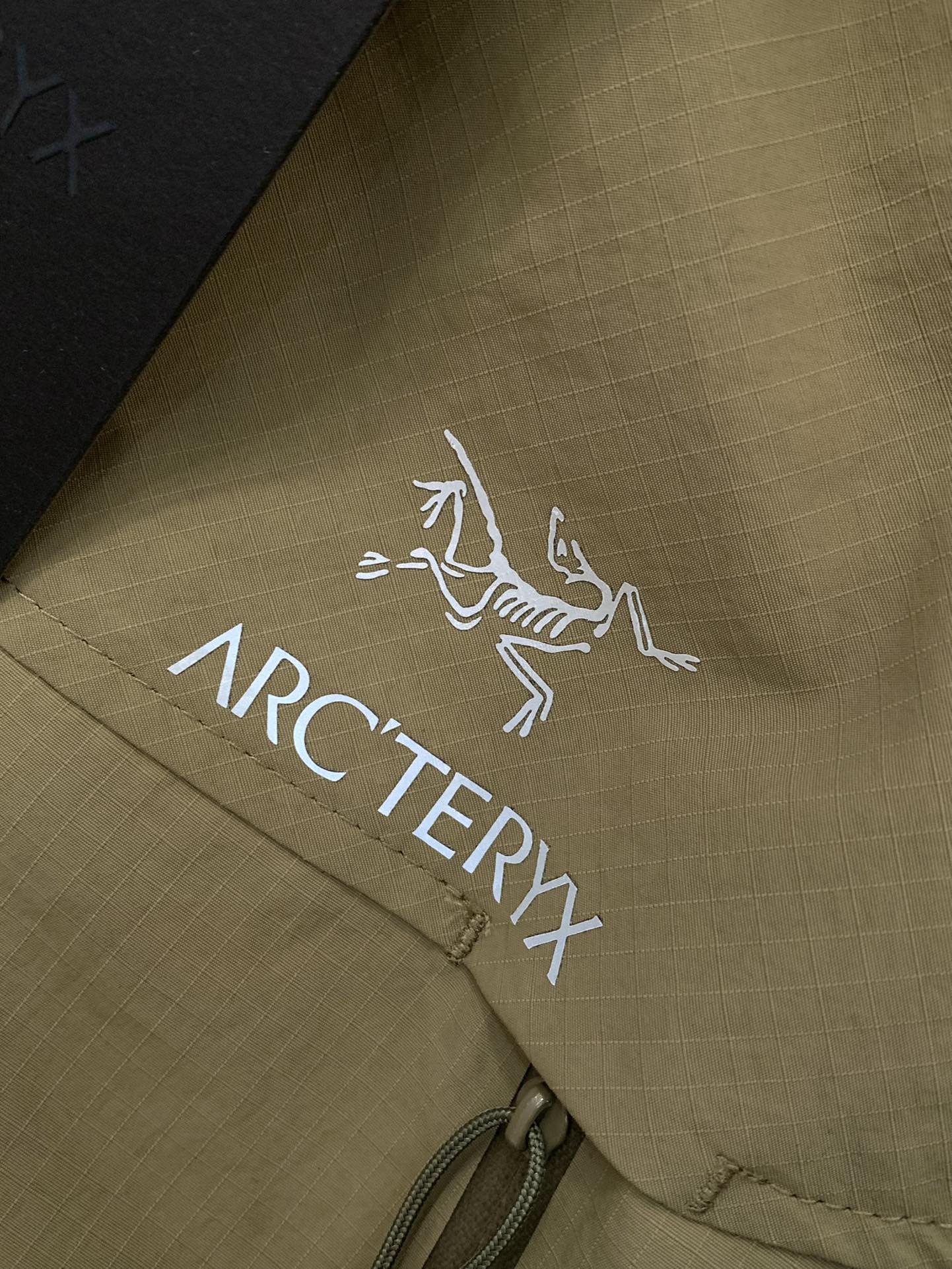 ，ARCTERYX 始祖鸟，2025秋冬AW新品，时尚休翻领外套，专柜同步有售，原单狠货，进口原版面料，