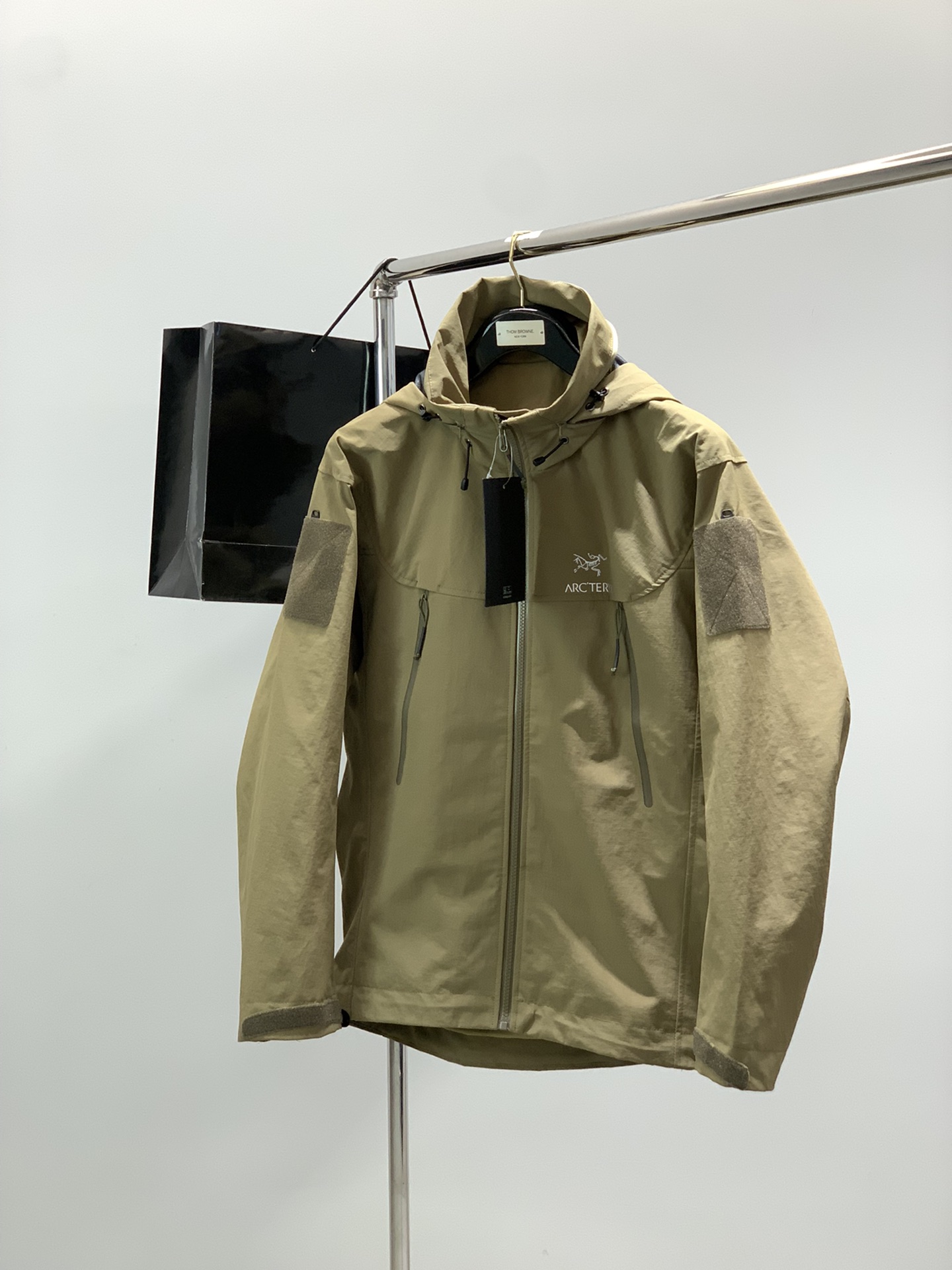 NO:622065,, ARCTERYX, new autumn and winter AW products, fashionable off-lapel jacket, available at counters, original goods, original imported fabrics, extremely complex craftsmanship, very elegant and fashionable vision, noble and elegant, from the main fabric to the detailed craftsmanship, highlighting the ingenuity of fashion, 2 colors recommended, size M-2XL, arc'teryx, jackets & coats, alexander wang19860909,ARCTERYX 始祖鸟,秋冬AW新品,时尚休翻领外套,专柜同步有售,原单狠货,进口原版面料,工艺极度复杂,视觉相当雅致时髦,高贵而优雅,从主体面料到细节工艺,彰显时装的匠心所在,2色推荐,码数M-2XL,arc'teryx,jackets & coats,alexander wang,Men's clothing