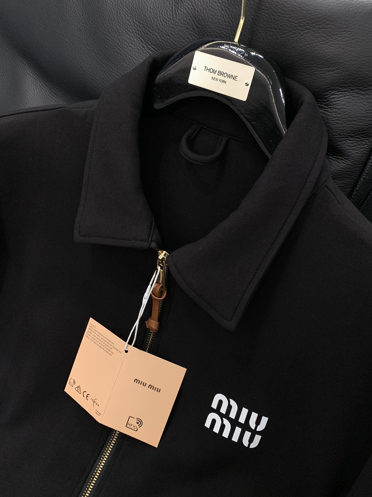 ，miu miu 2025秋季最新品，专柜同步有售，原单狠货，时尚休闲翻领外套，进口原版面料，上身舒适透