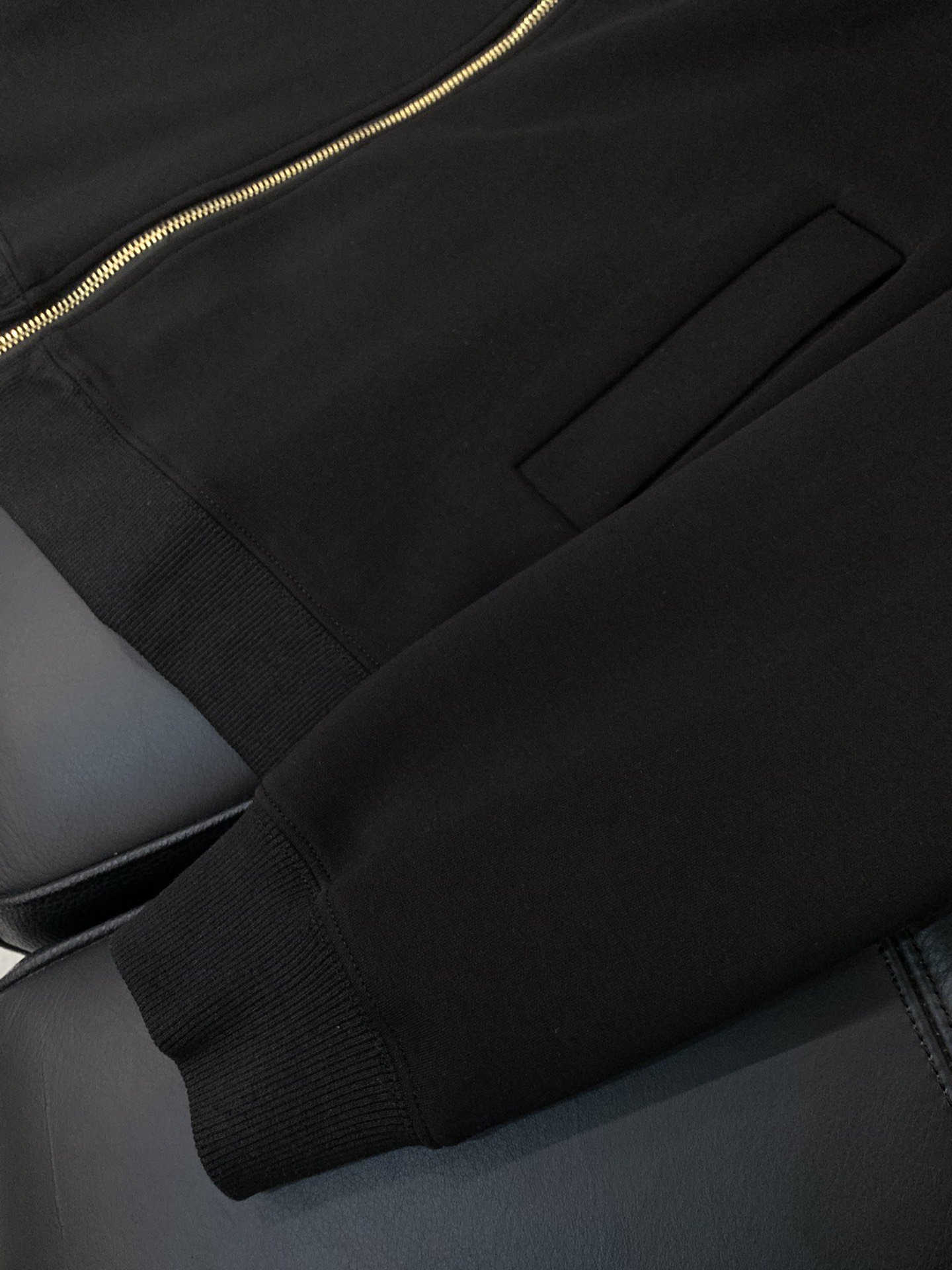 ，miu miu 2025秋季最新品，专柜同步有售，原单狠货，时尚休闲翻领外套，进口原版面料，上身舒适透