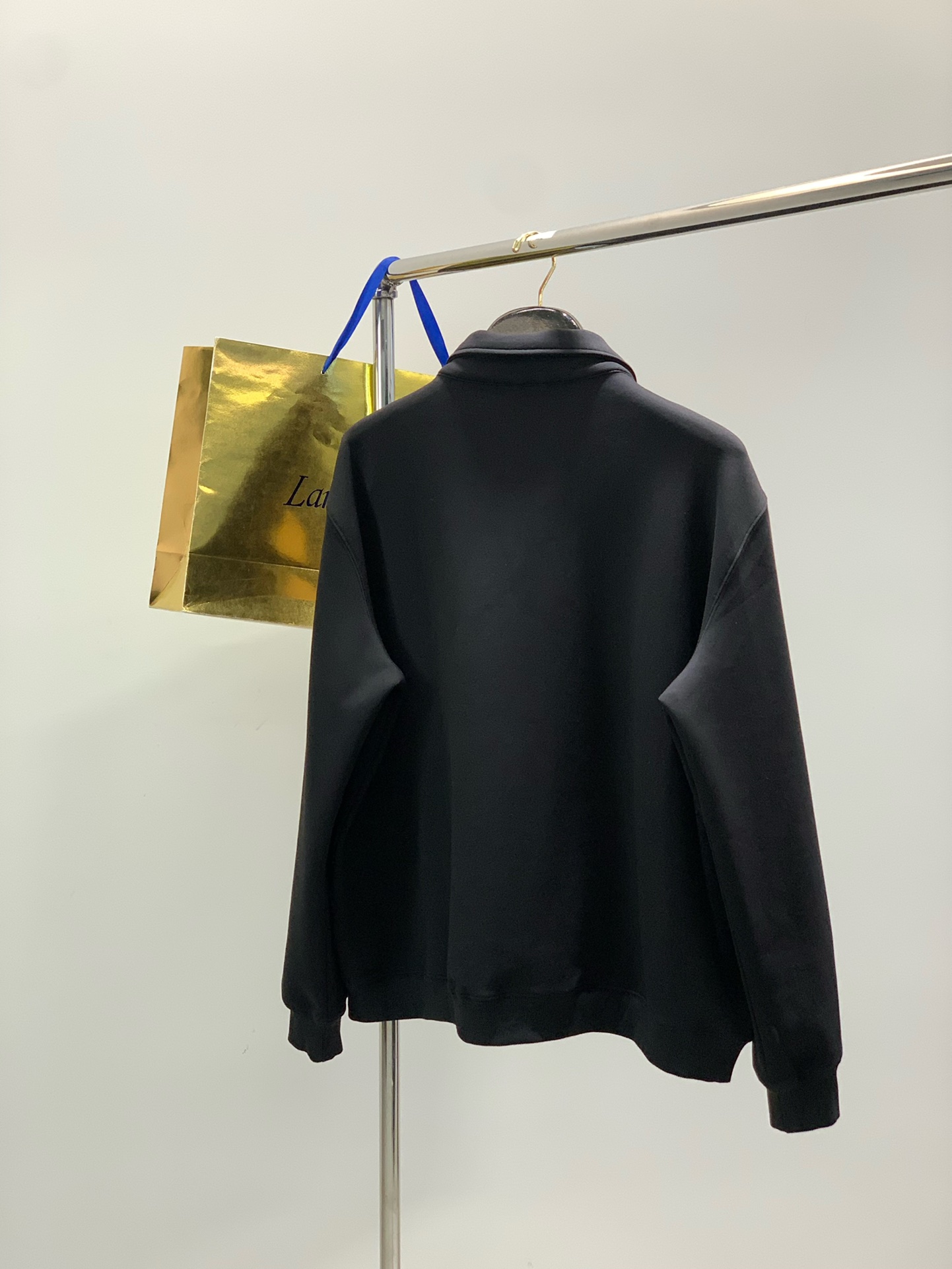 ，miu miu 2025秋季最新品，专柜同步有售，原单狠货，时尚休闲翻领外套，进口原版面料，上身舒适透